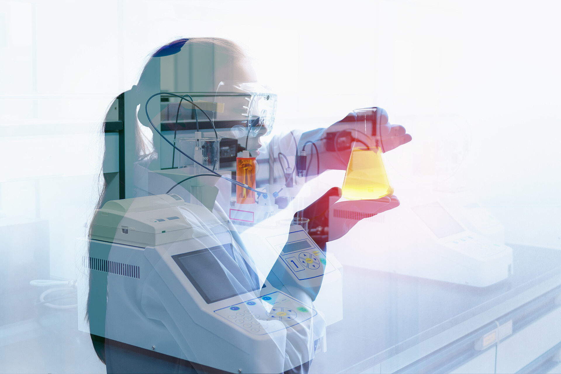 医药科研医疗实验室里做研究的女科学家