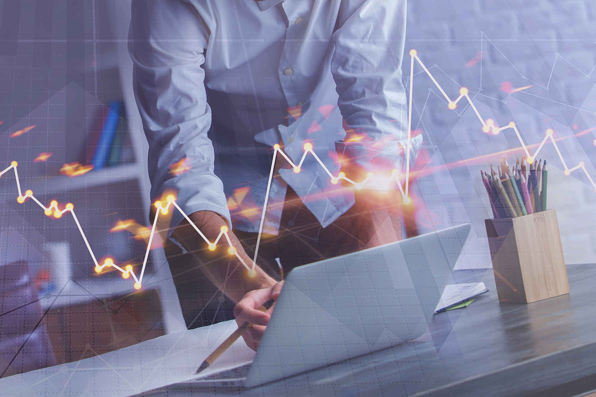 商务商务男士试用笔记本电脑工作