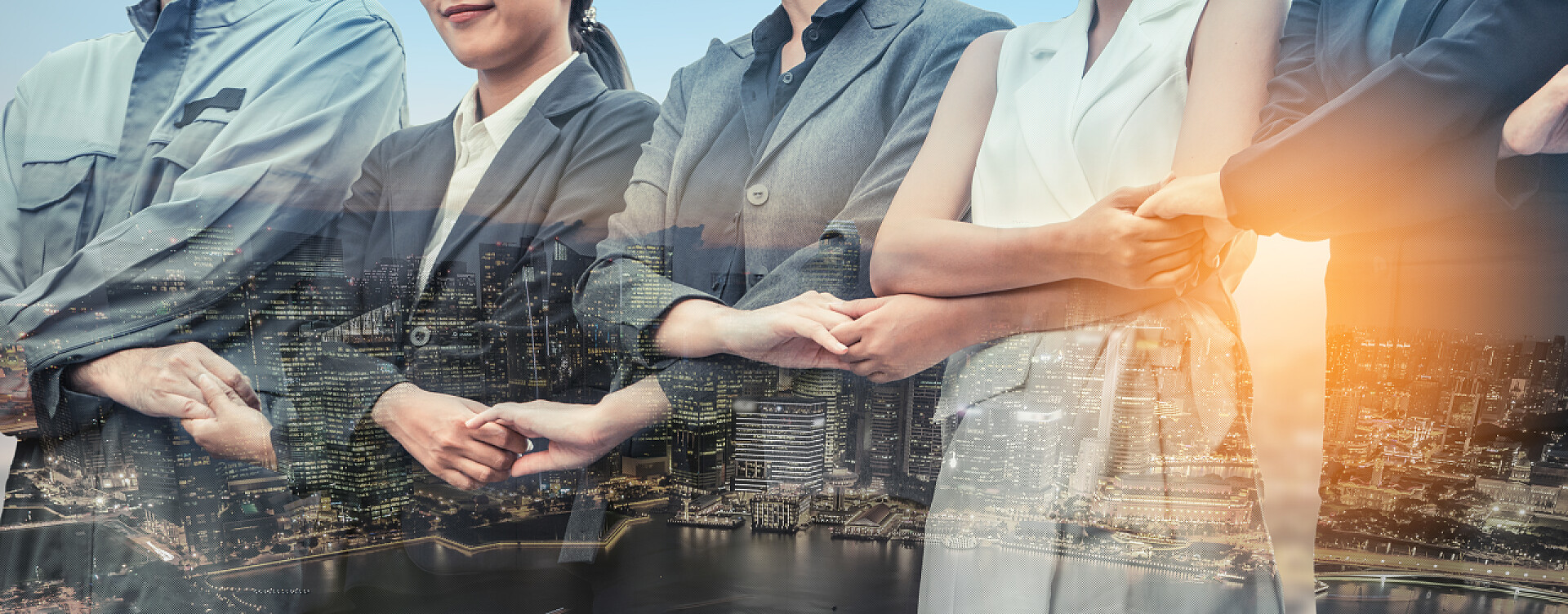 商务业务人员携手合作和景观重叠