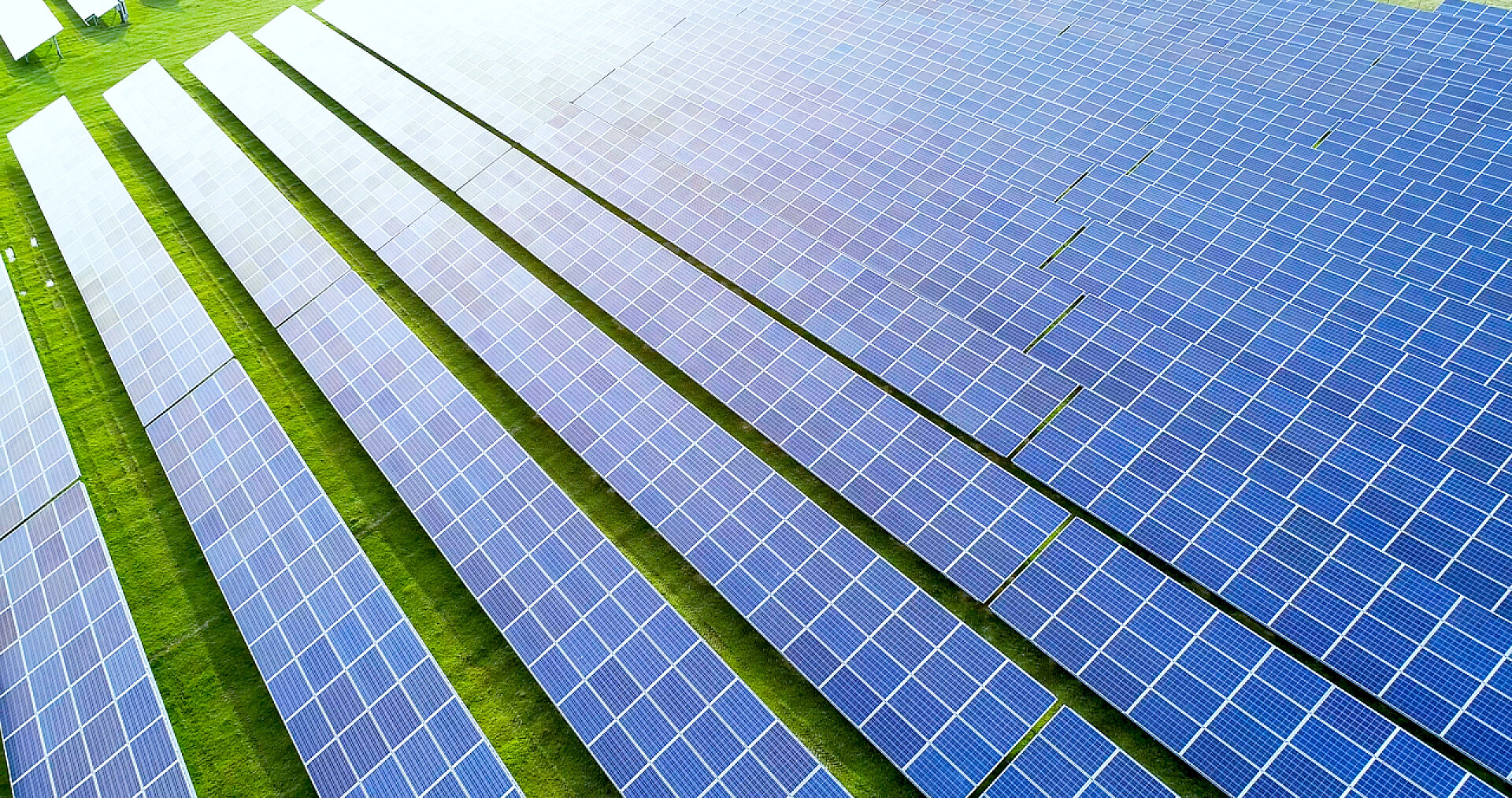 新能源光伏草坪上摆放太阳能电池板