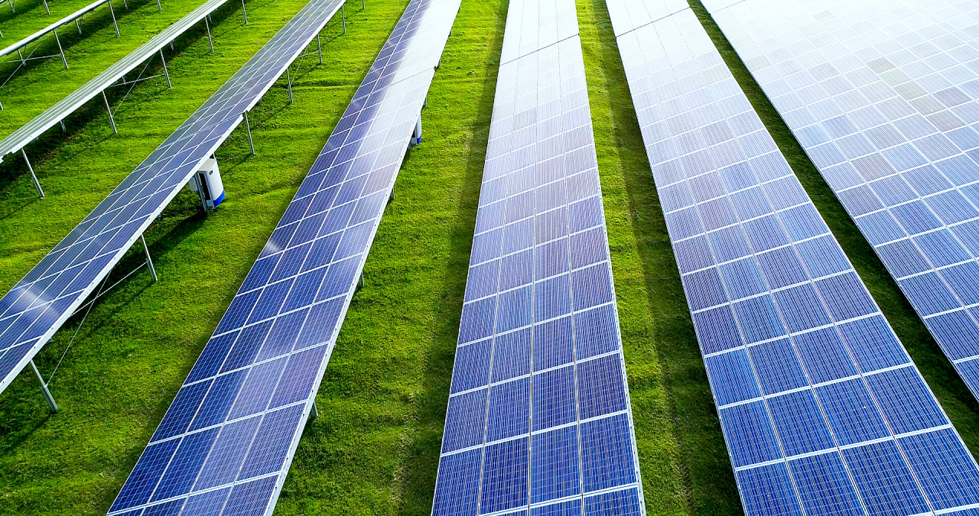 新能源光伏草坪上摆放太阳能电池板