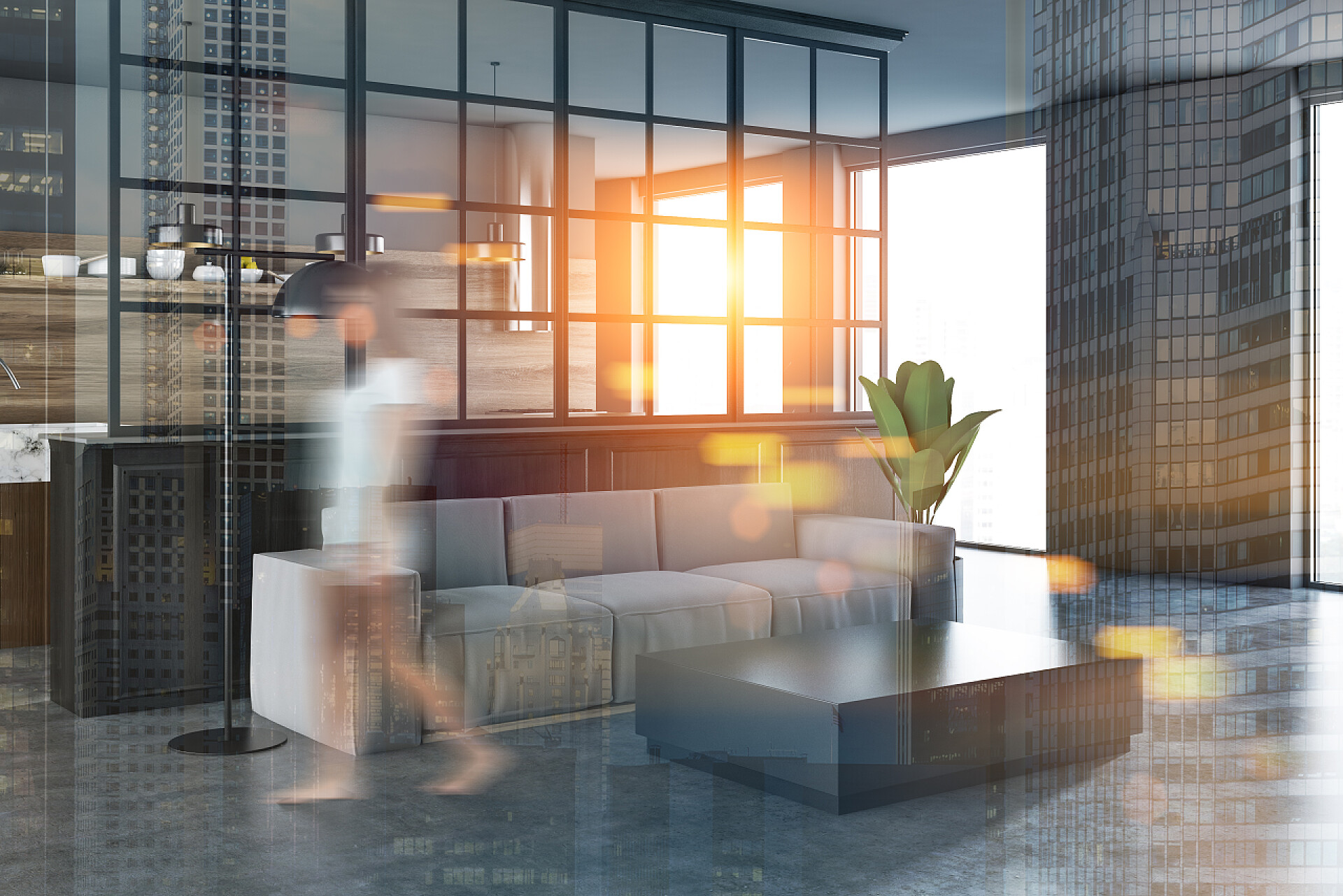 女人在家里的客厅里走路房子