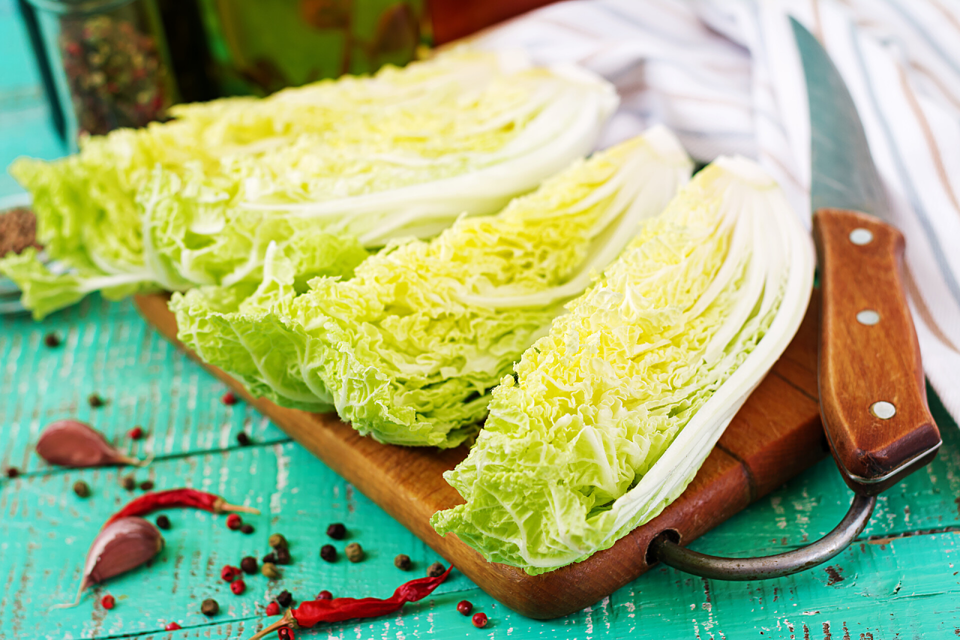 美食切菜板上切成三块的白菜蔬菜