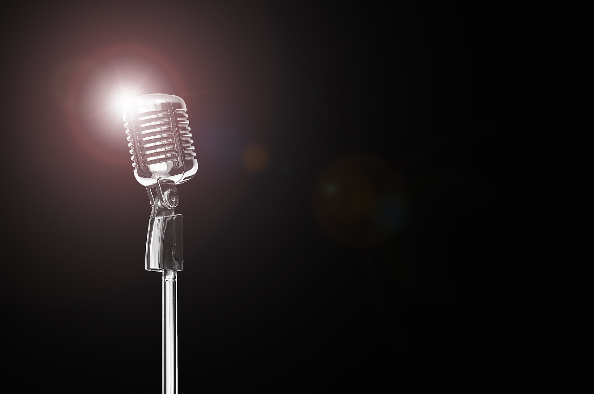 黑色背景上的老式麦克风灯光