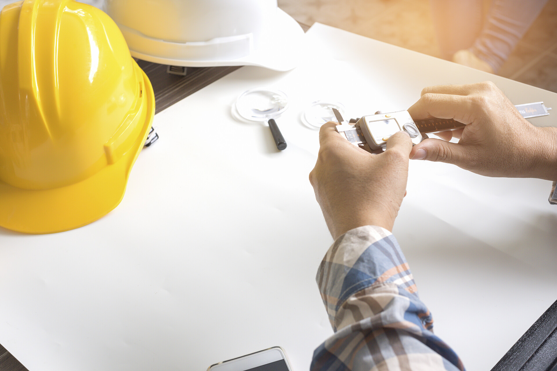 建筑工程师用游标卡尺测量