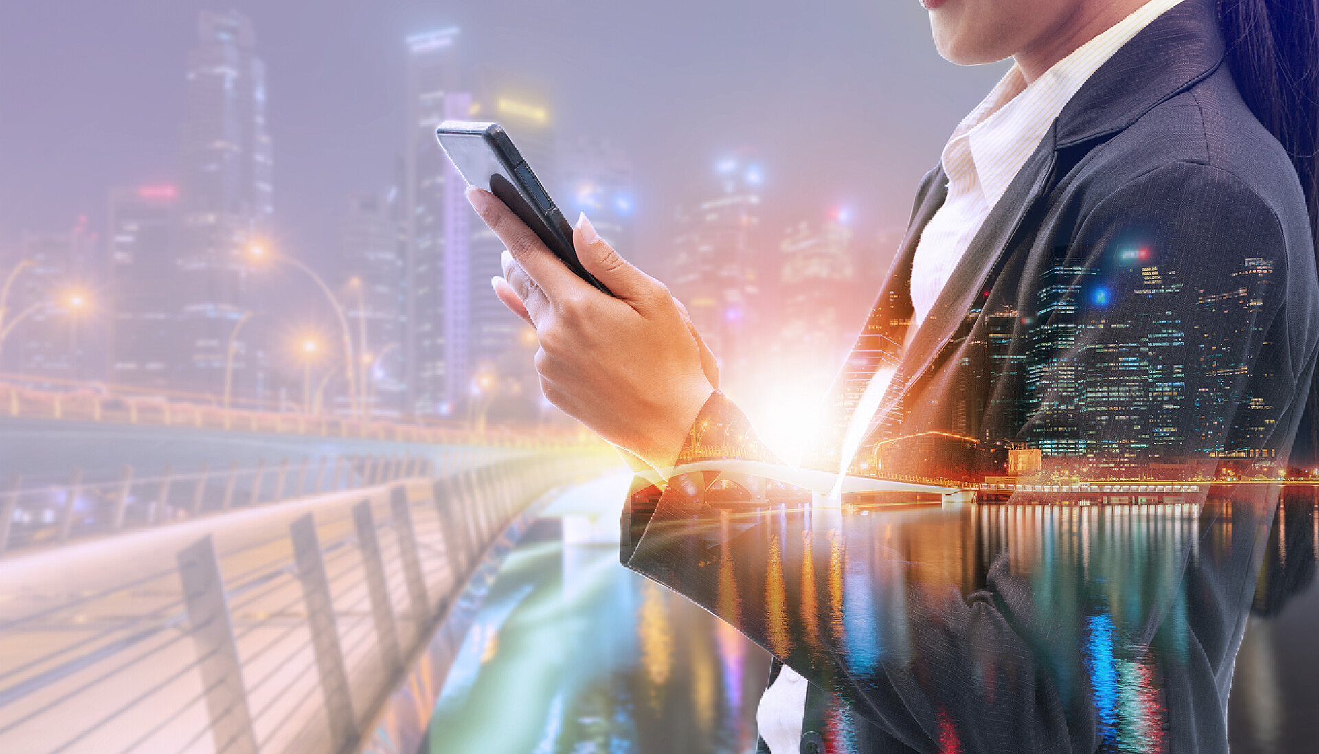 商务年轻的女商人使用手机与现代城市建筑背景