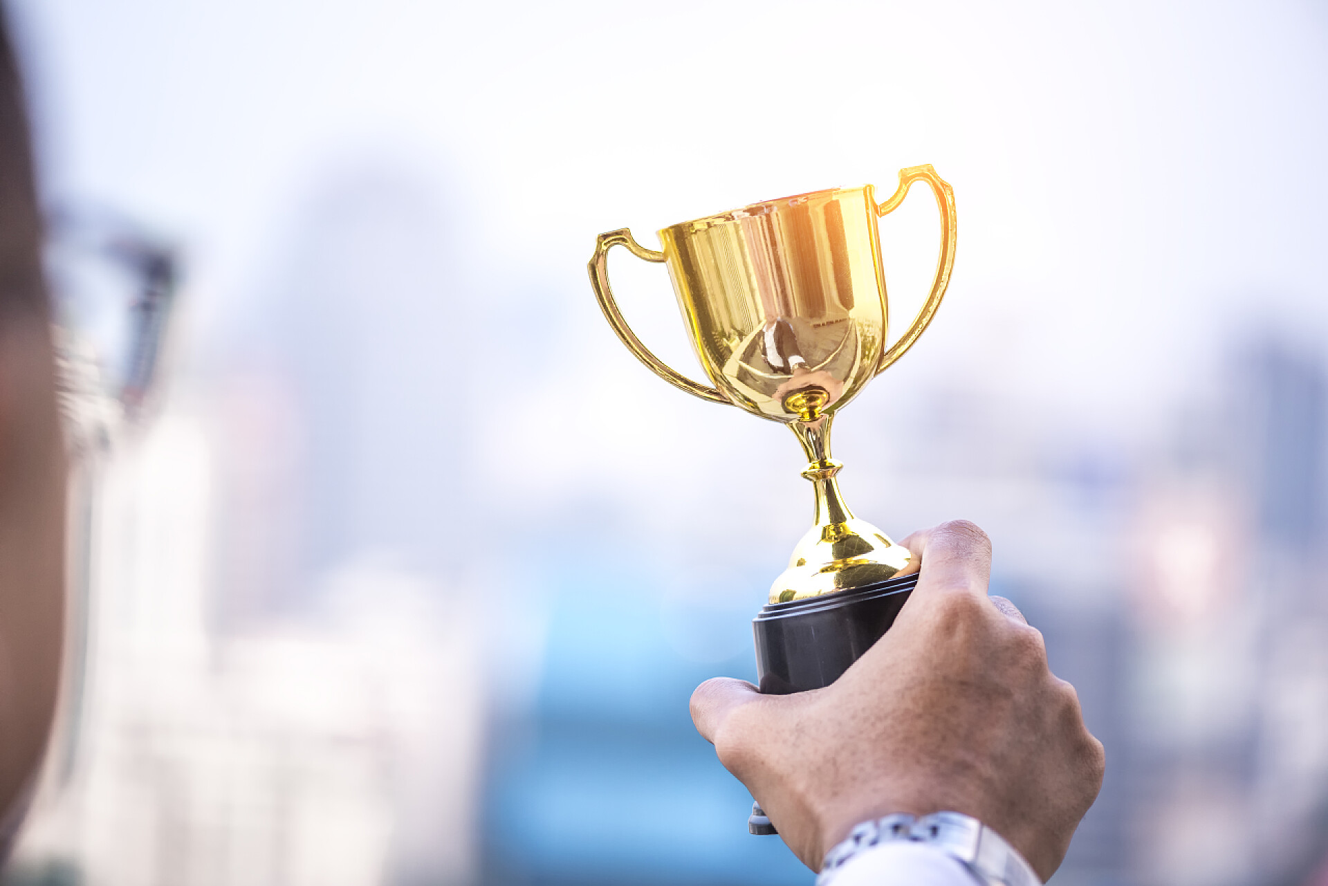 商人手捧金奖杯胜利成功