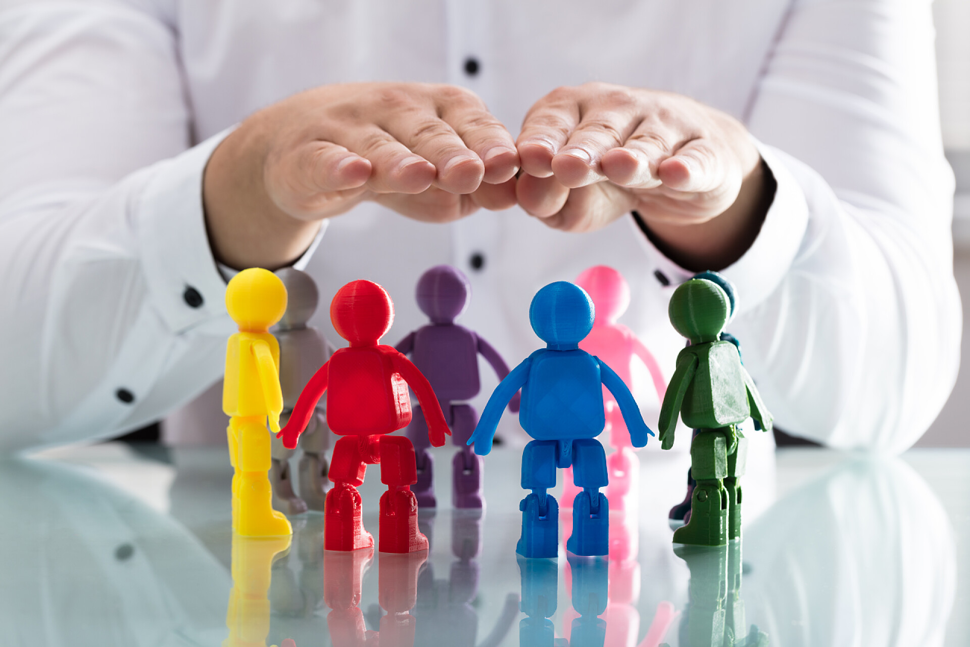 医疗健康医生用手保护不同性格的孩子儿童