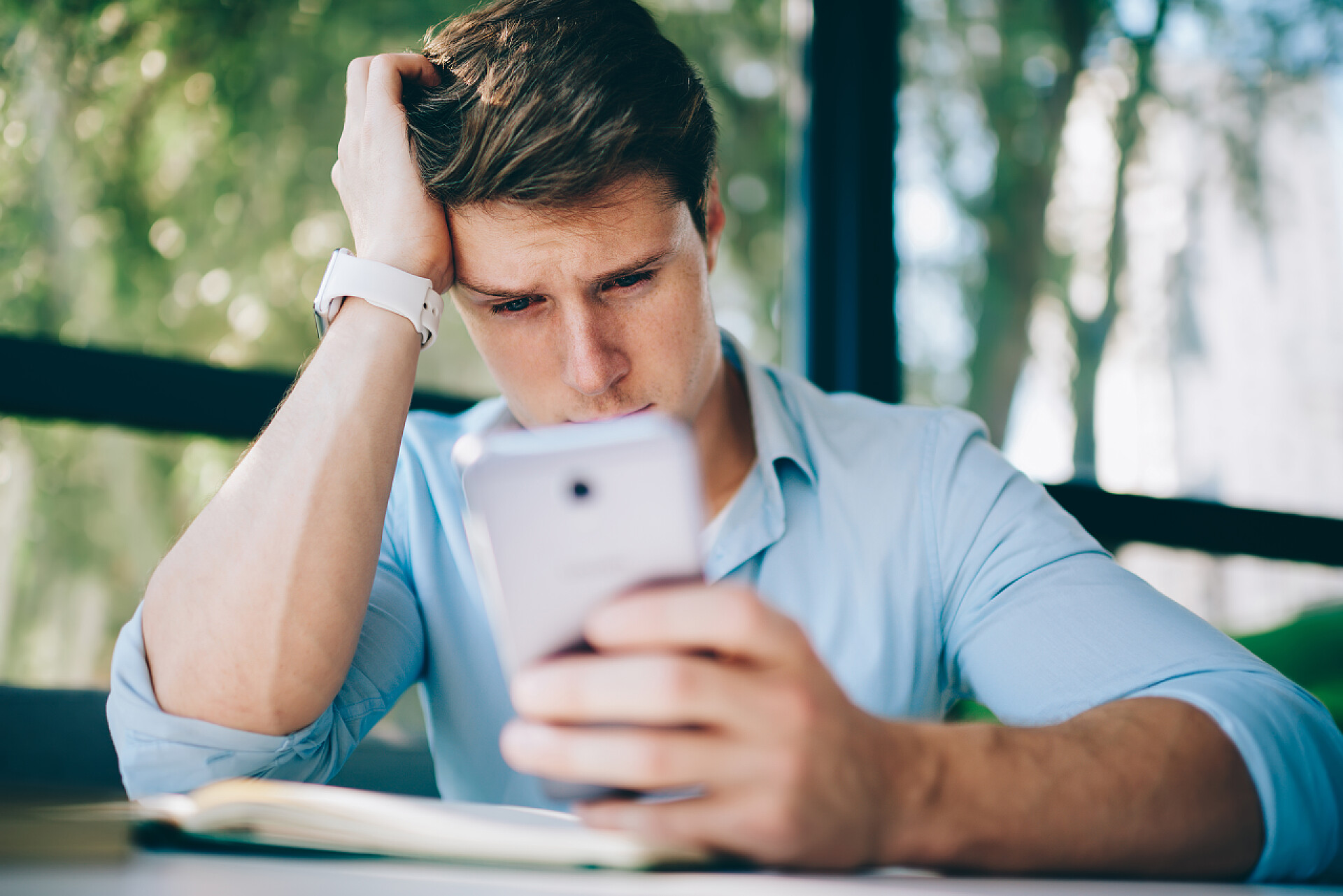 人物沮丧的年轻人在读短信时哭泣