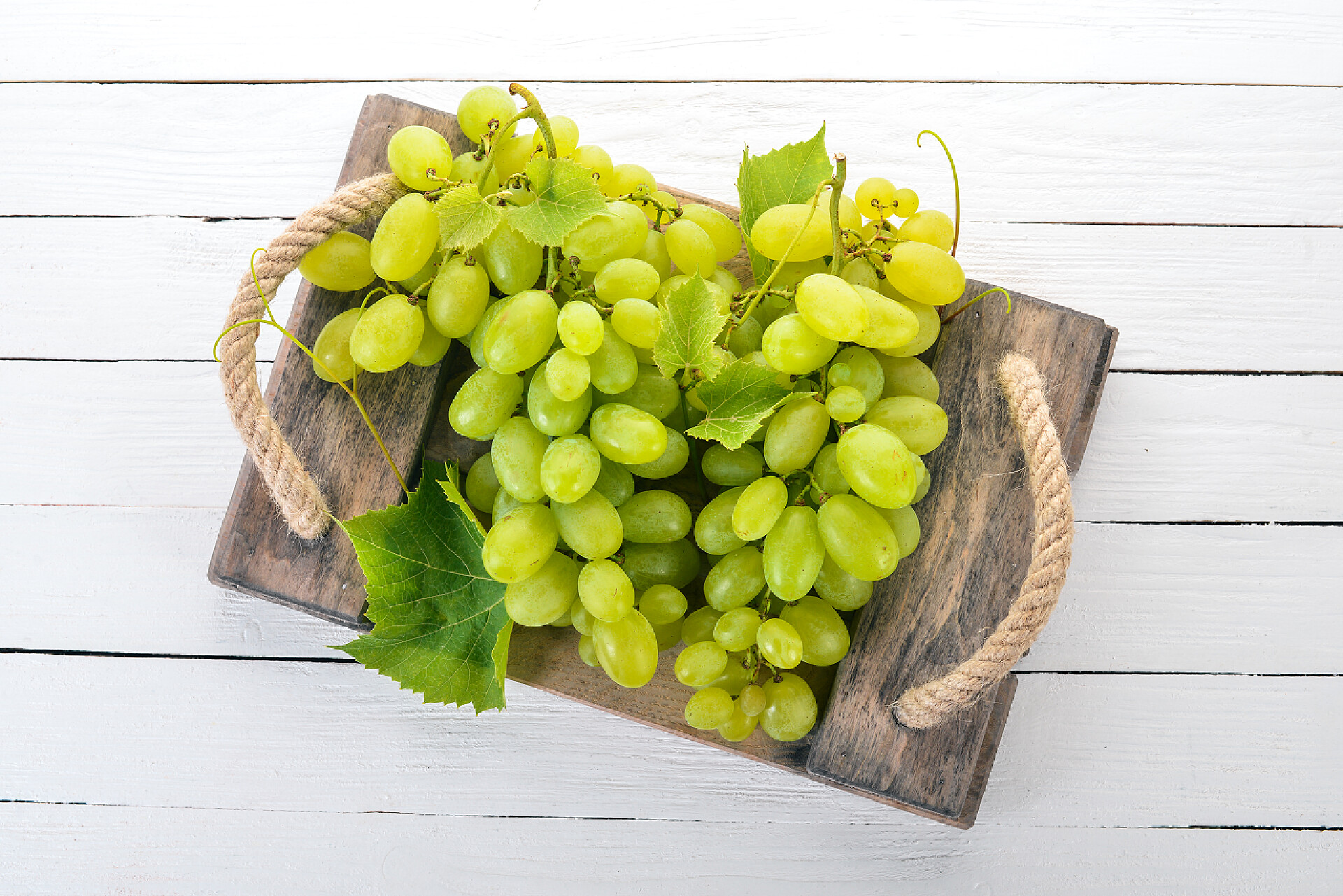 水果白色木质背景的新鲜青葡萄