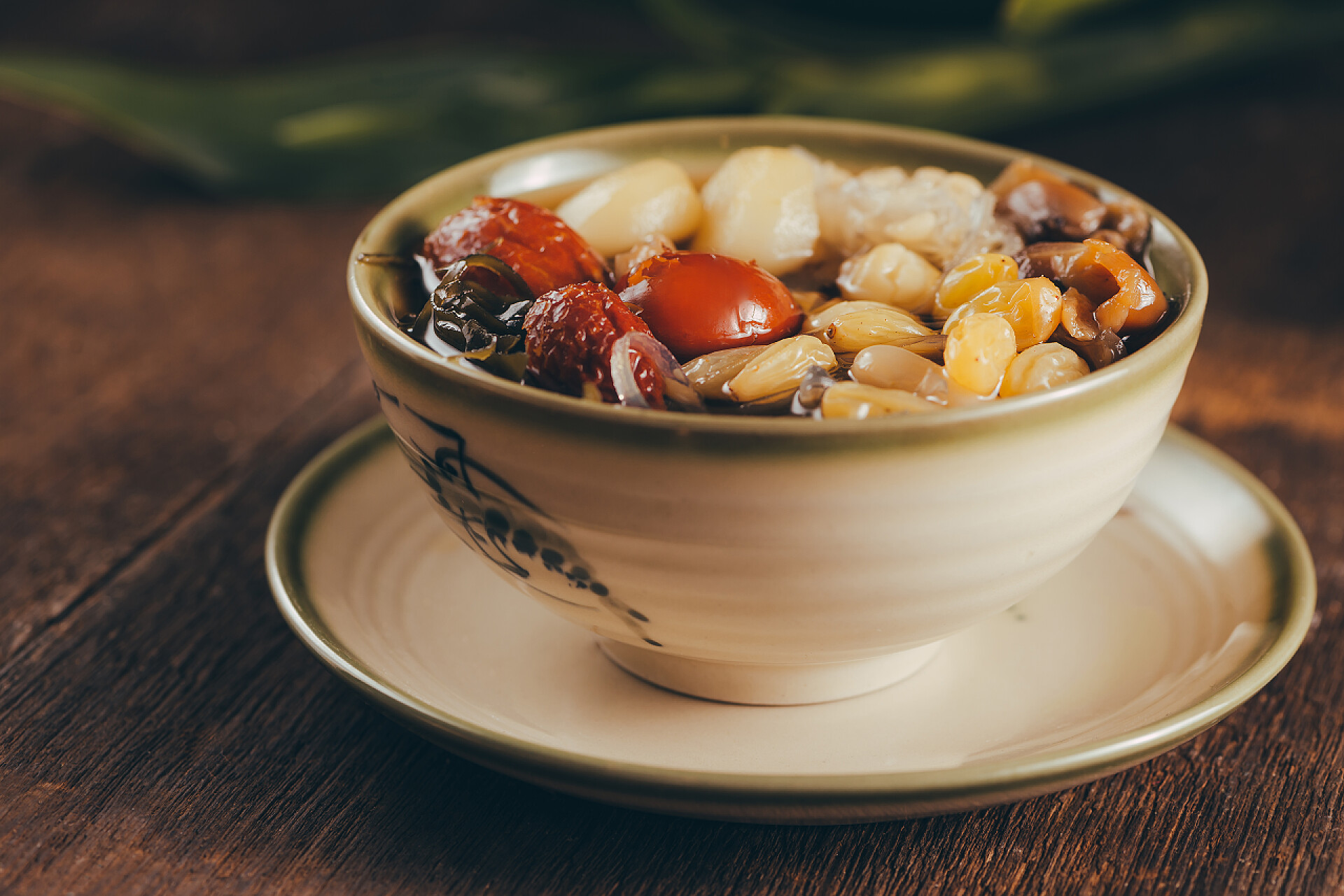 食物各式越南甜点配莲花白果冻海藻和红枣糖浆