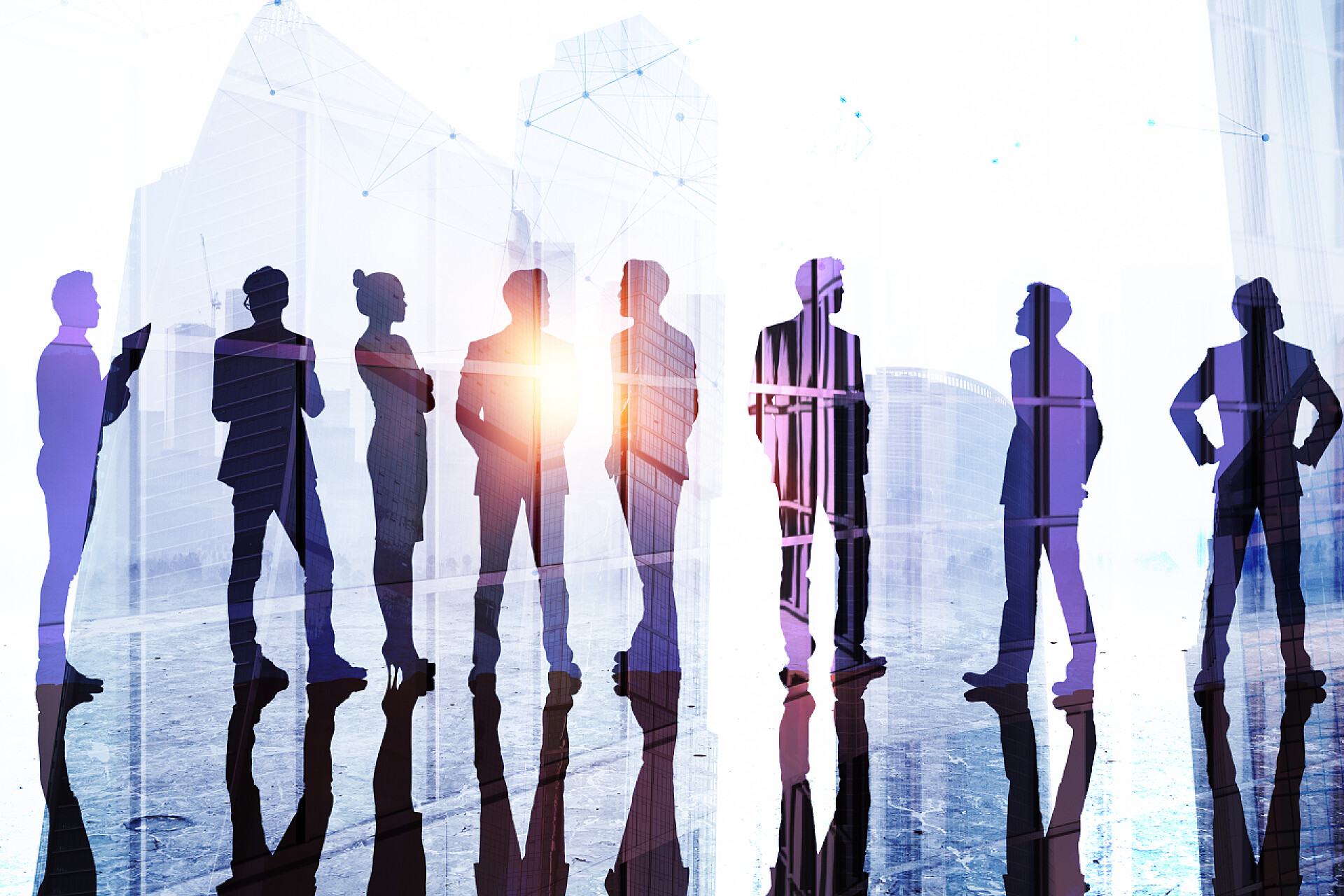 团队合作在市背景前的一群商人剪影