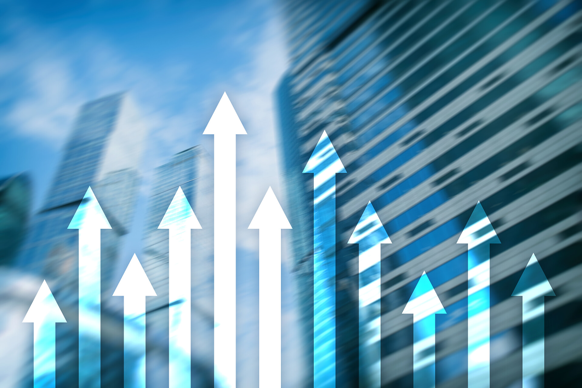 商务摩天大楼与向上的箭头融合