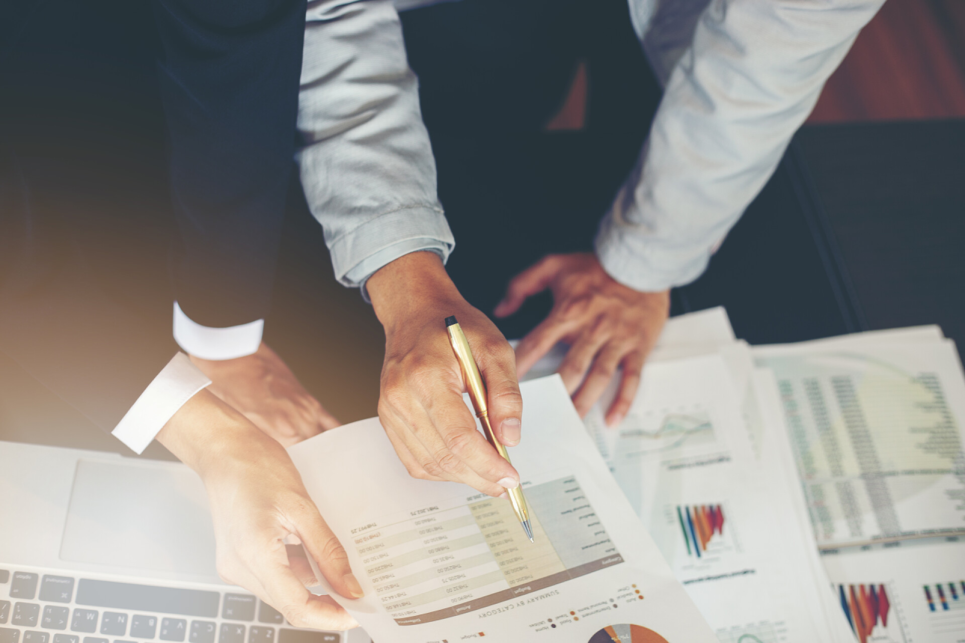 商务办公室商务人士开会分析财务图表工作