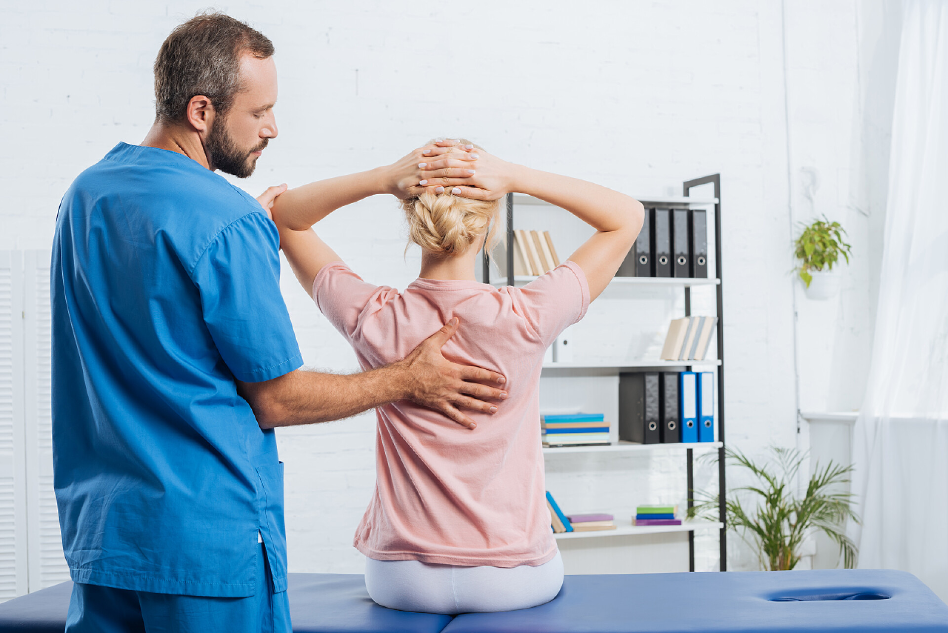 理疗师在医院按摩台上按摩推拿女孩