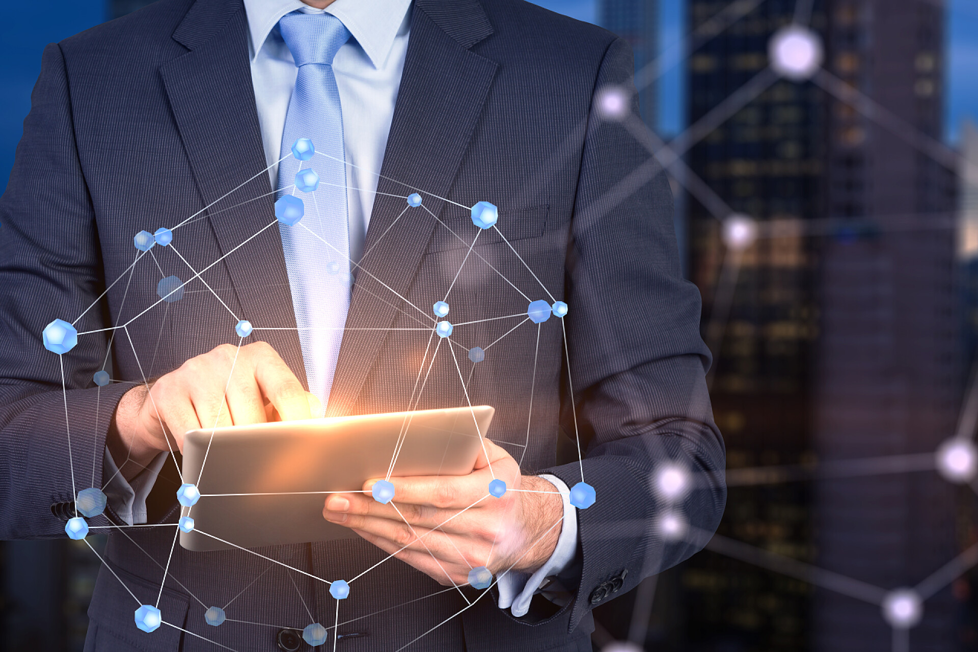 商人站在城市大楼前使用平板电脑