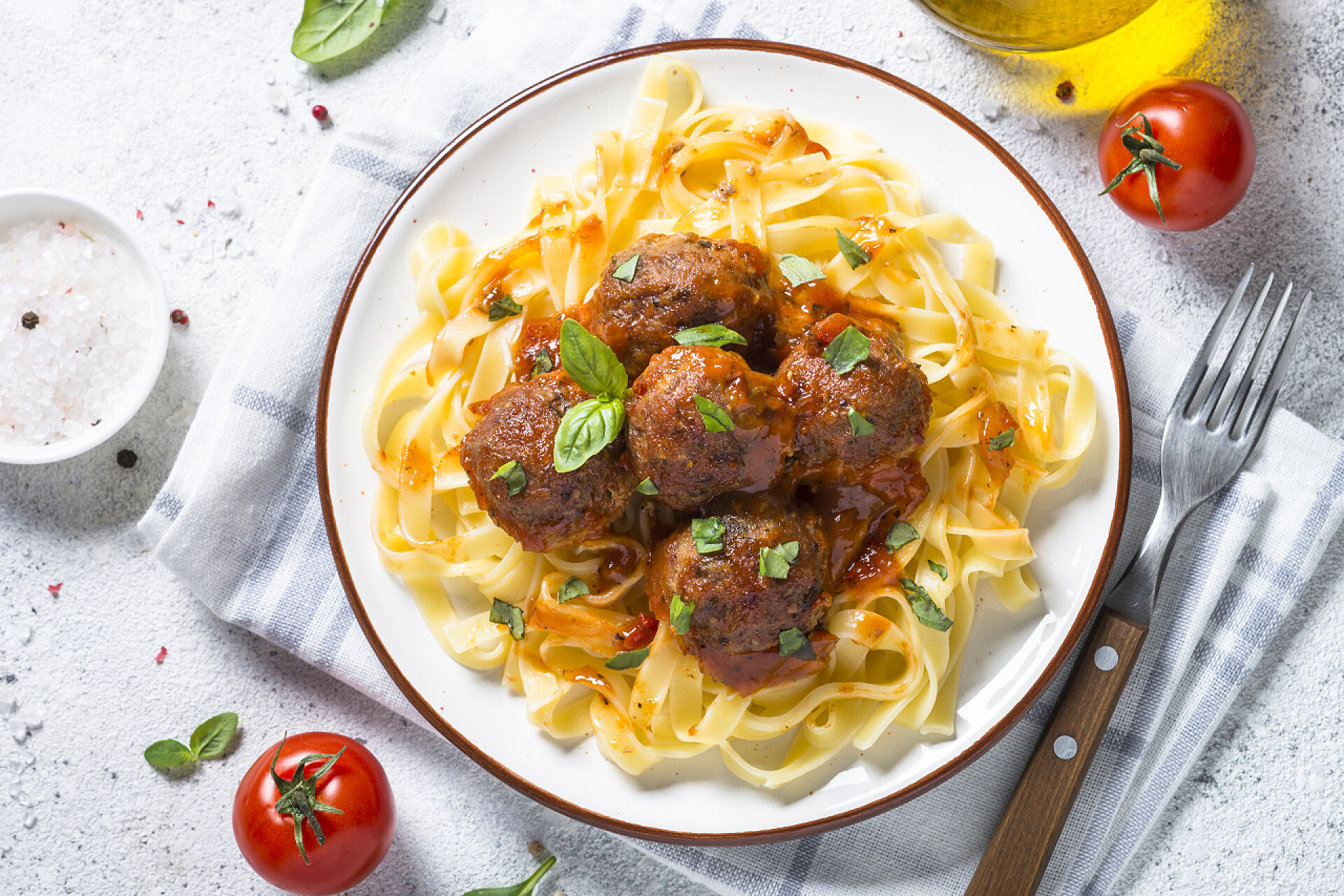 桌子上的面条食物