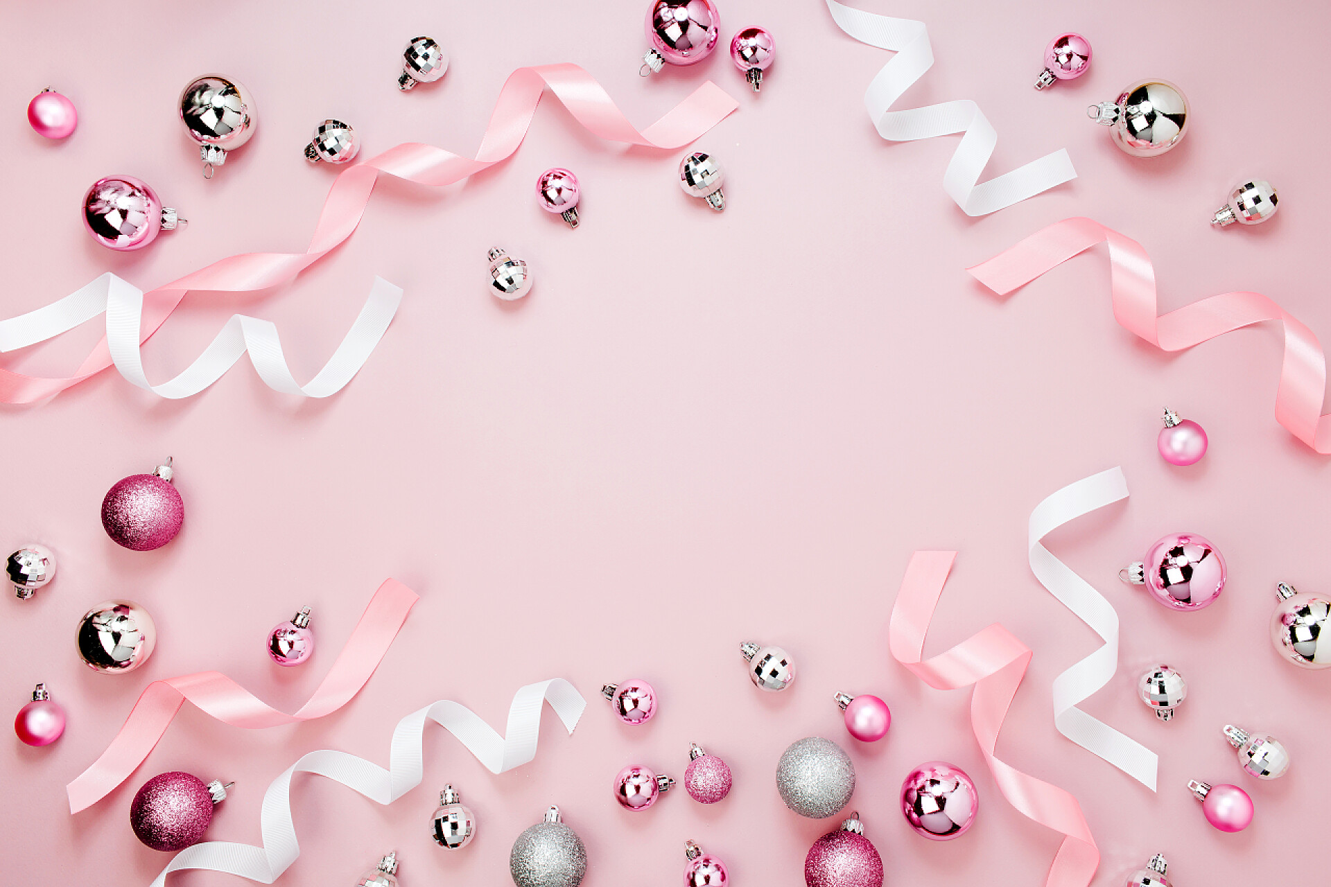 粉色背景上的圣诞彩球装饰