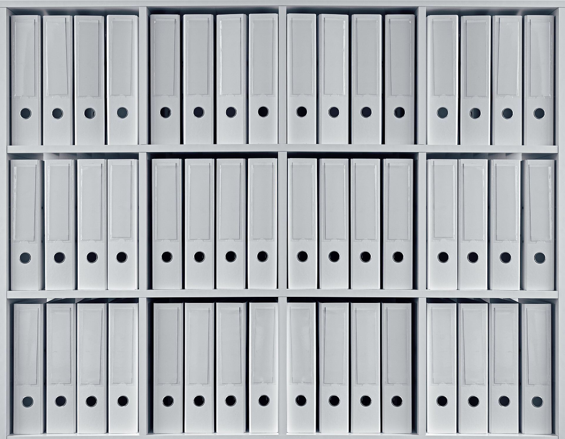 放在架子上的文件夹