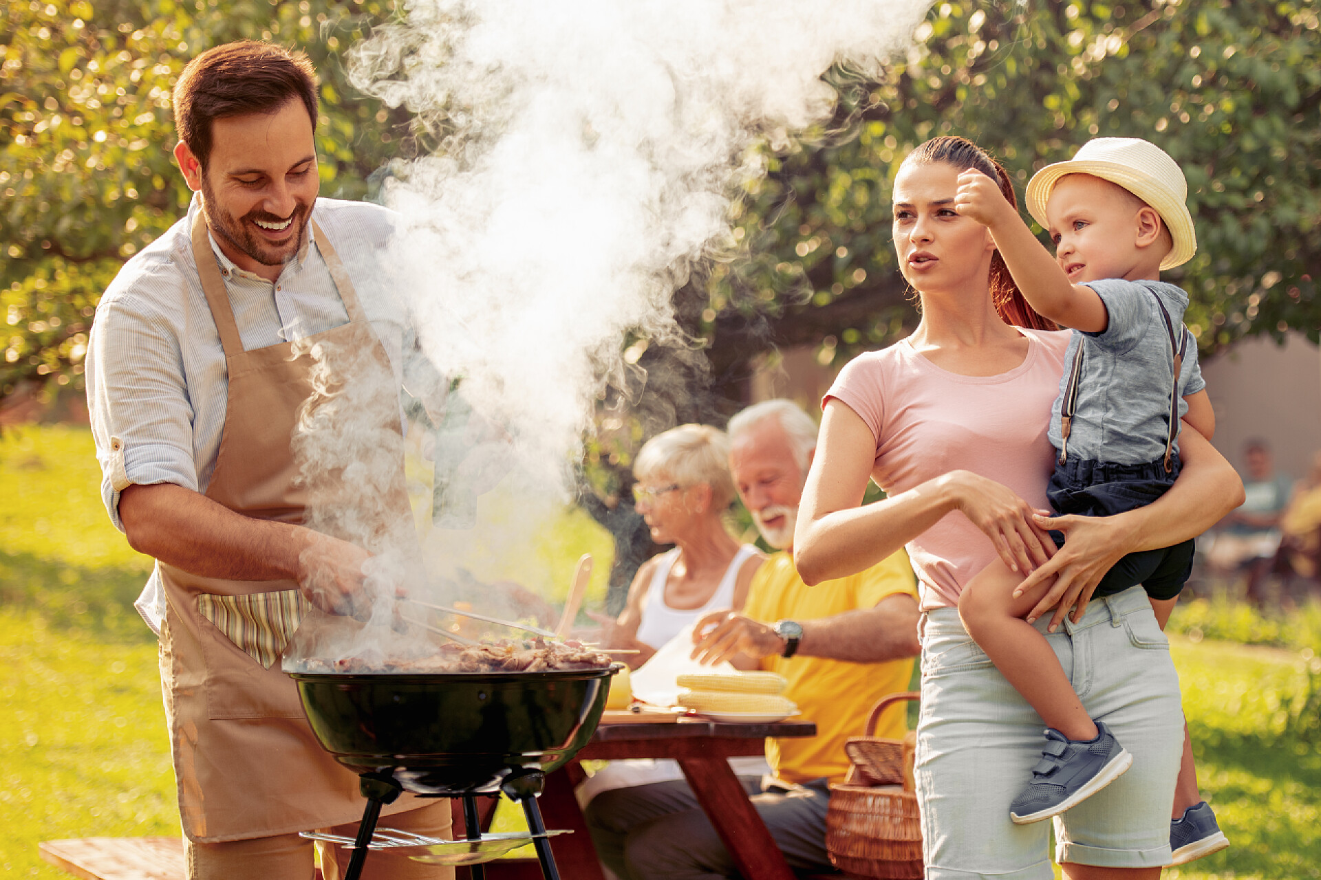 快乐的大家庭在夏日花园聚会