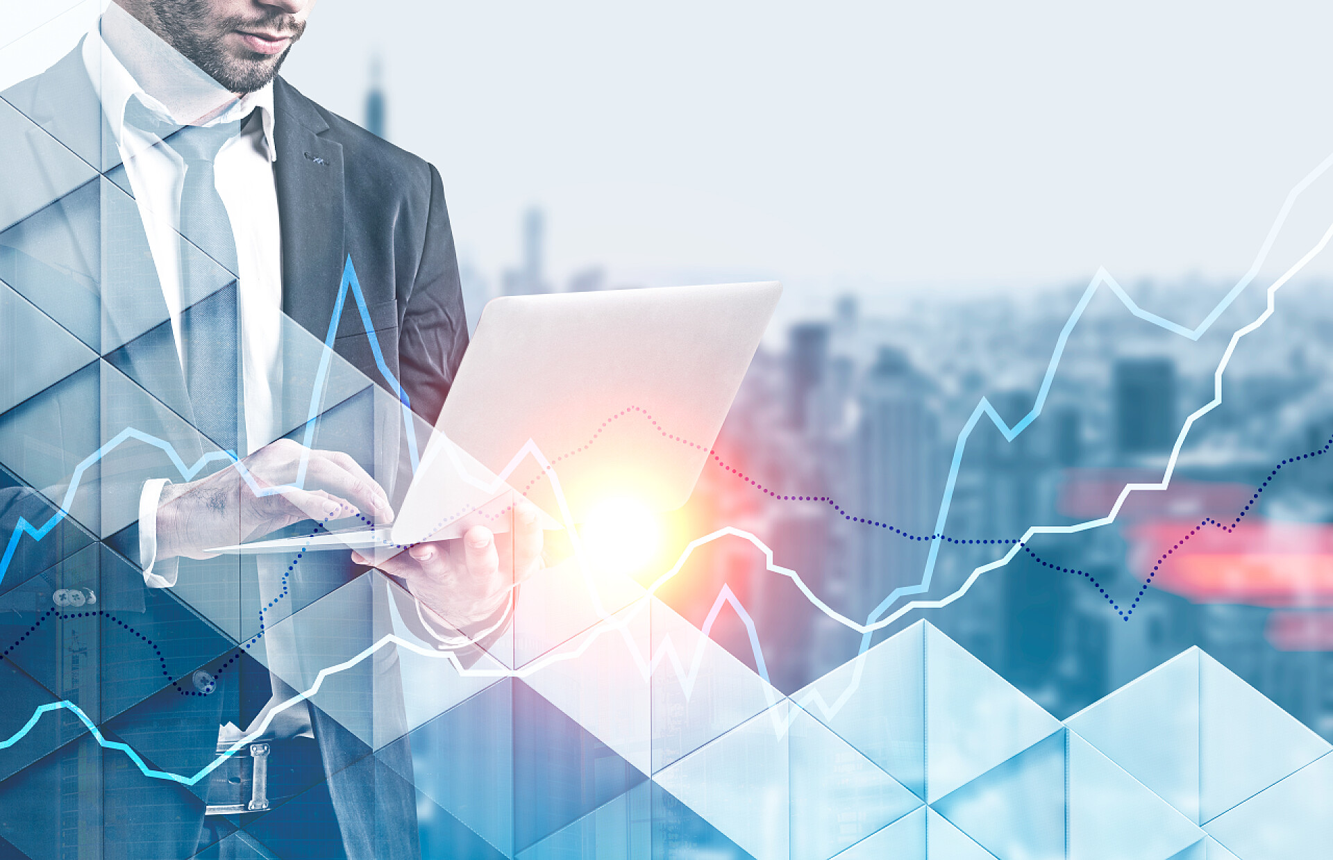 商务商人持有笔记本电脑在模糊的城市背景