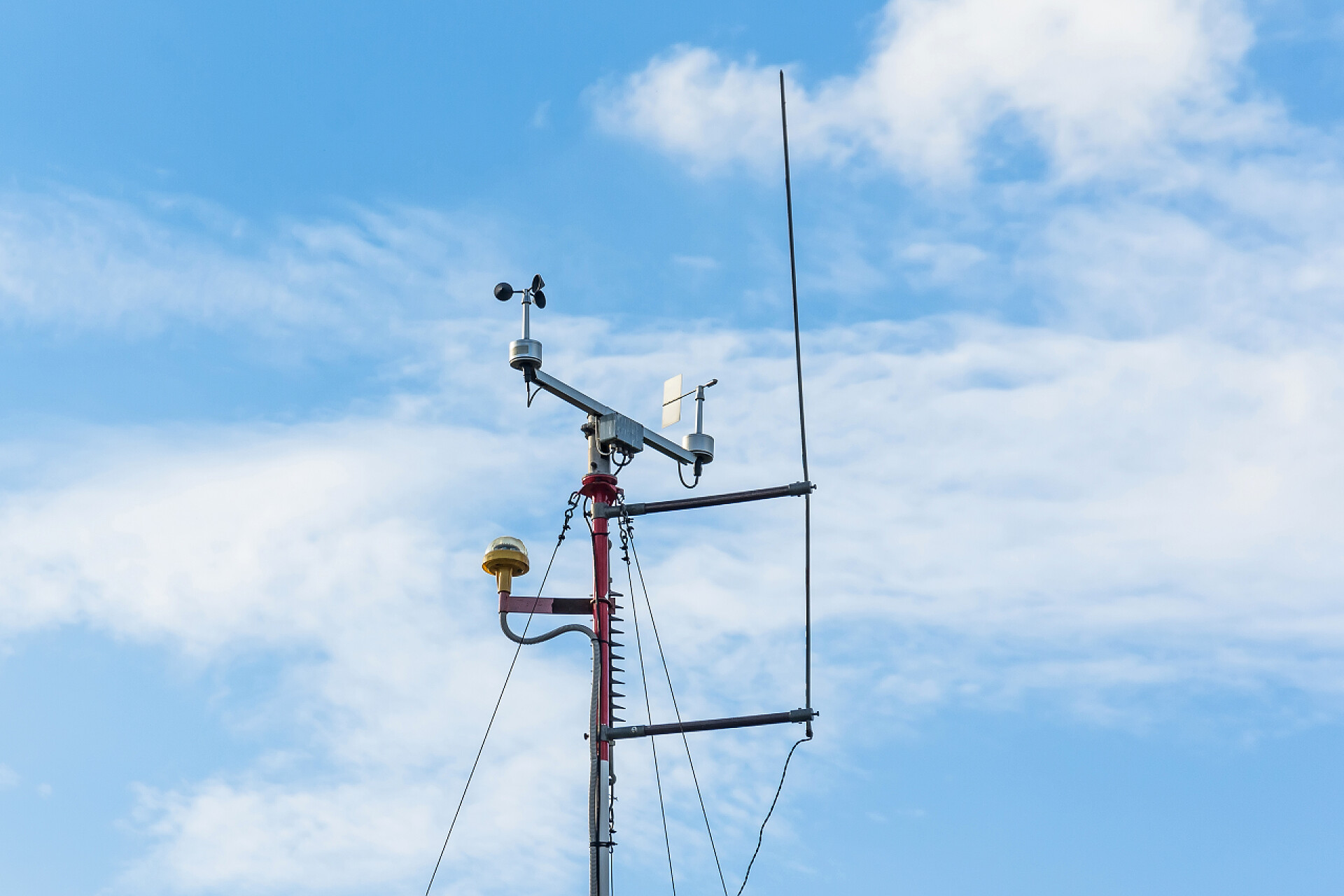 蓝天白云下天气检测气象站