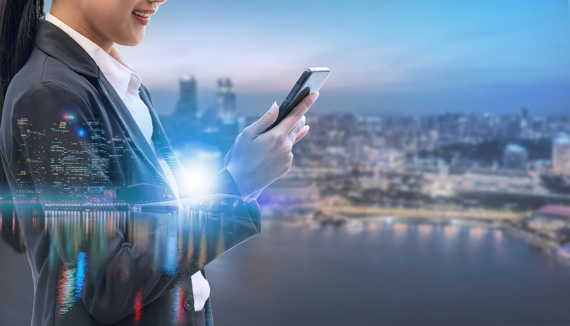 商务站在城市背景下的女人手拿手机