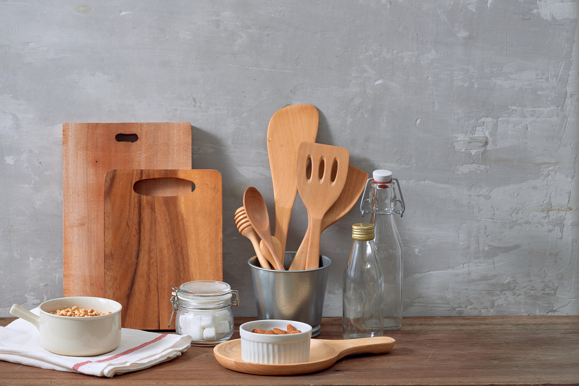 厨房里的餐具和厨具