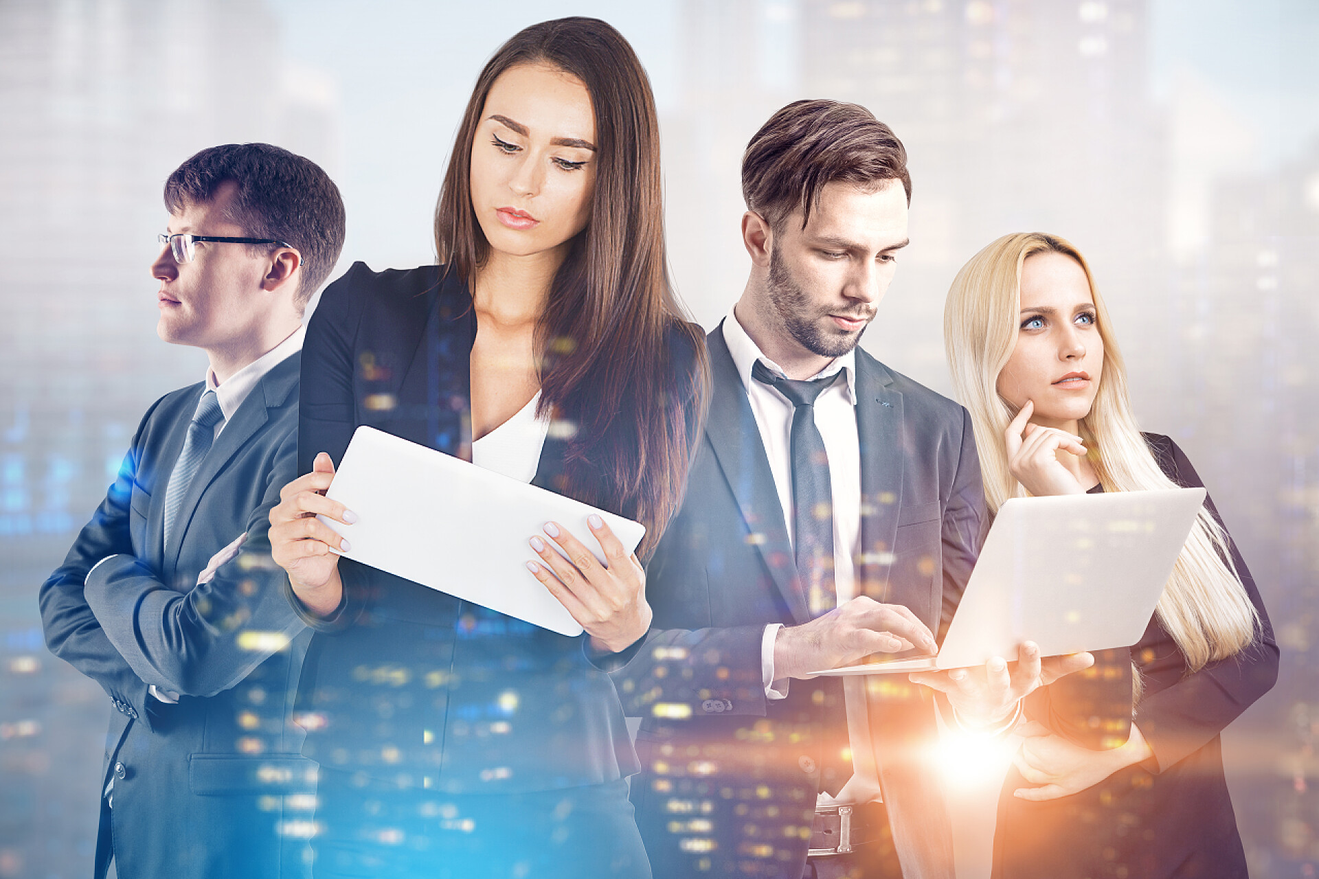 不同的商业团队成员站在一起