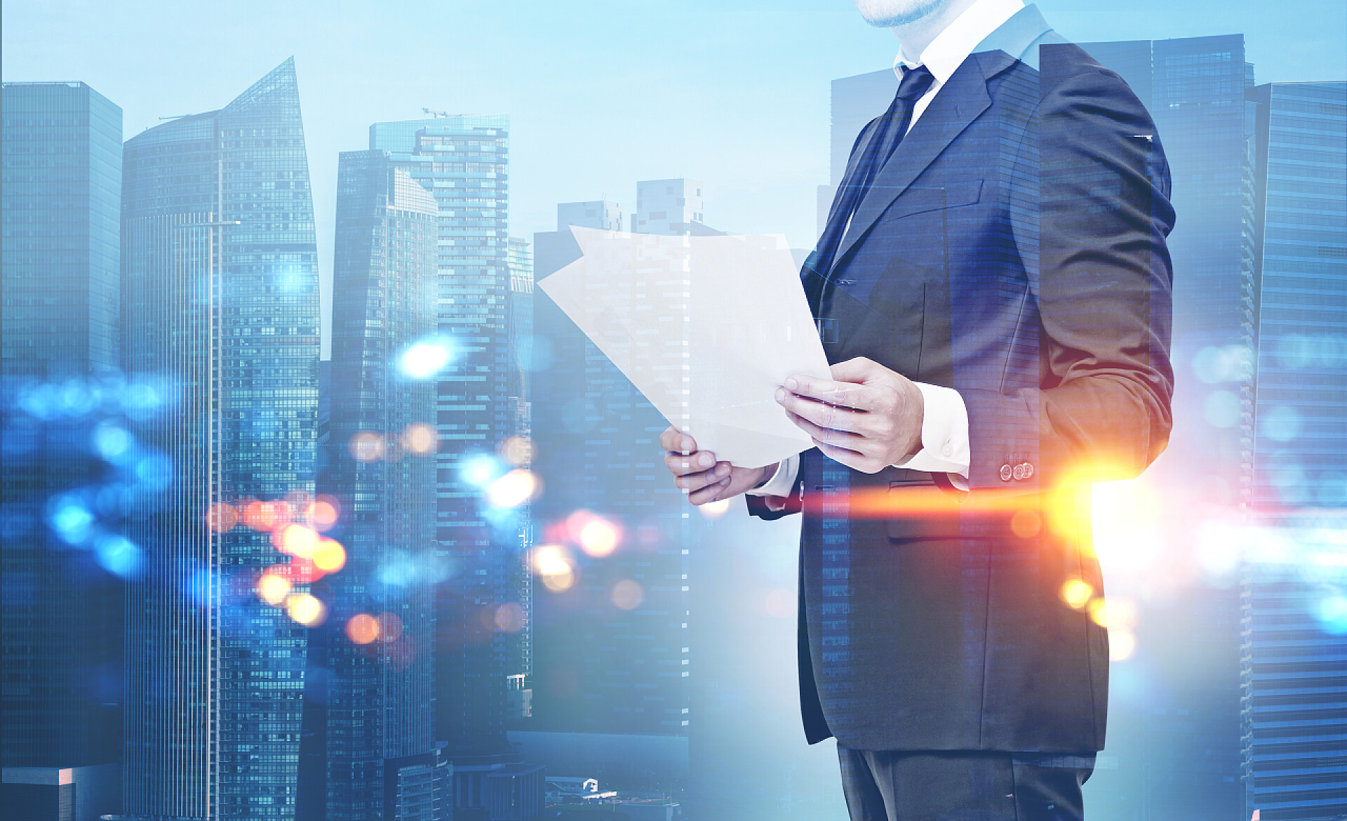商务商人阅读文件与城市背景融合