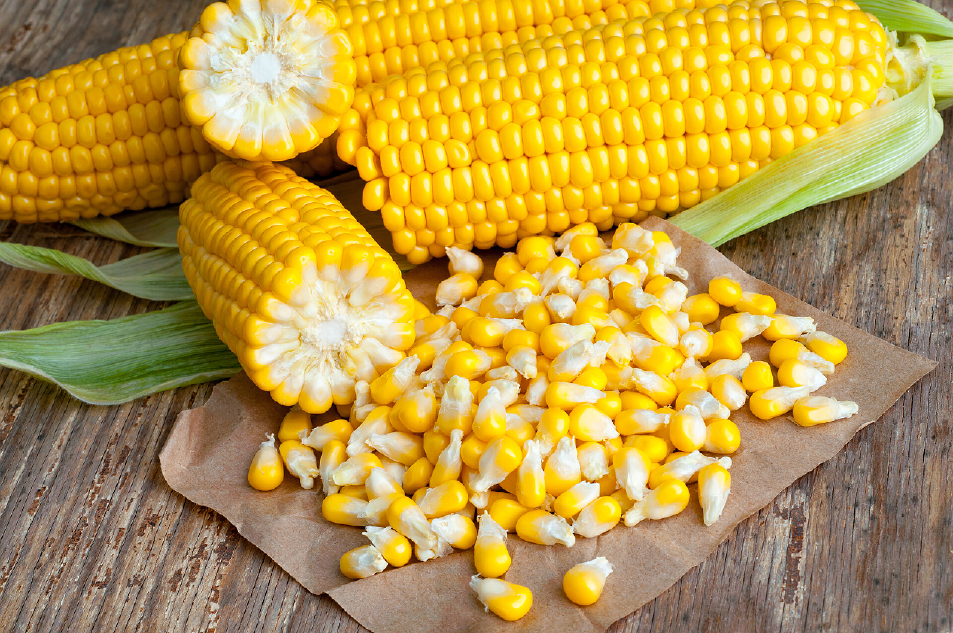 桌子上的玉米和玉米粒农业