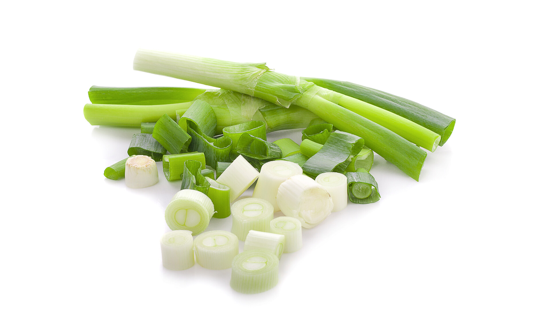 蔬菜白色背景上的绿色洋葱小葱