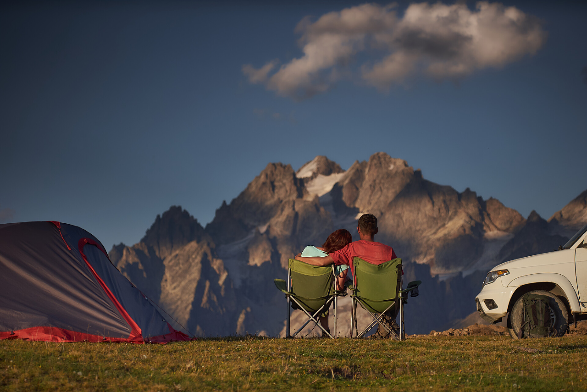 一对夫妇在山区露营休息特写