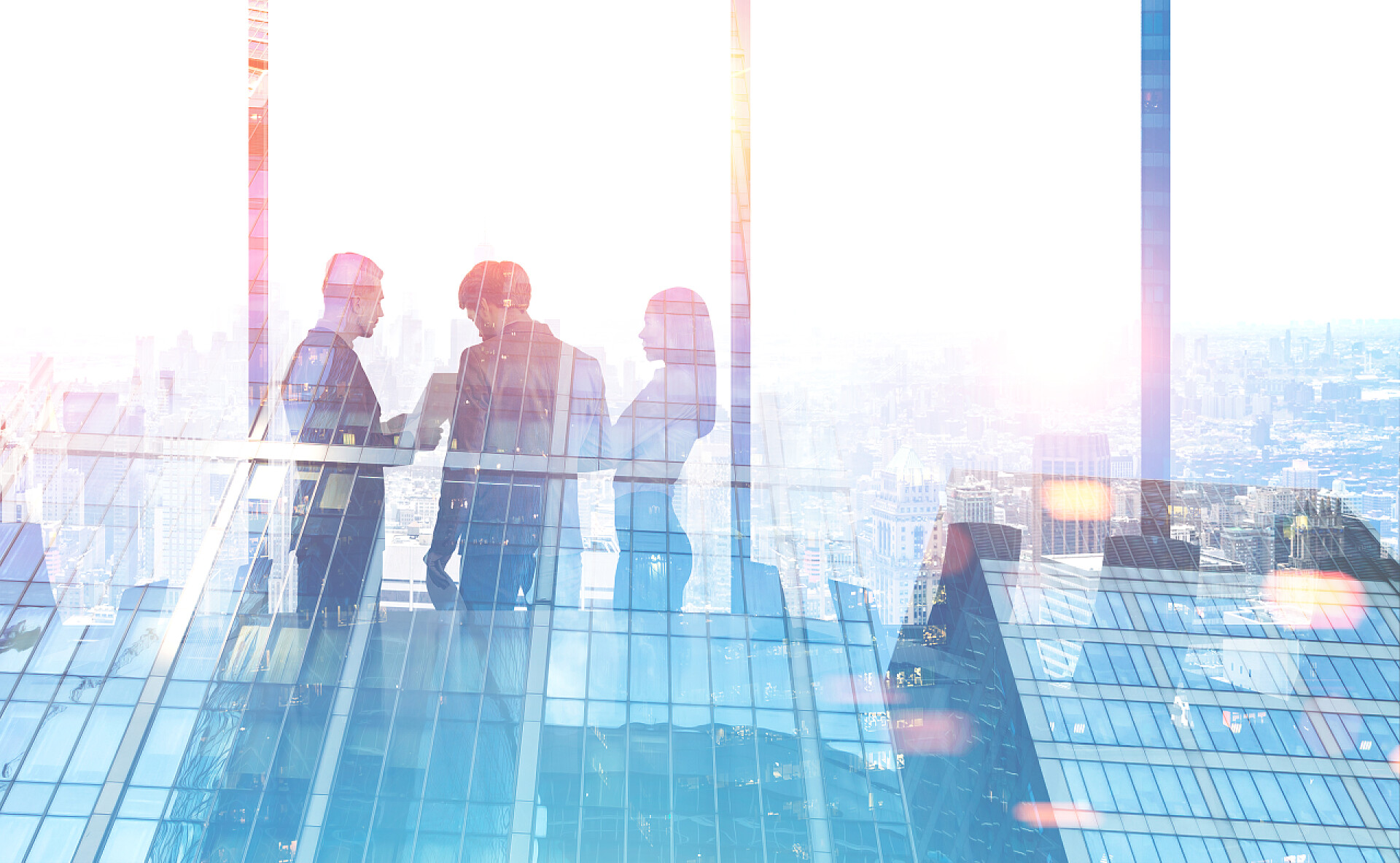 现代化城市背景中一个团队正在会议室交谈商人商业金融