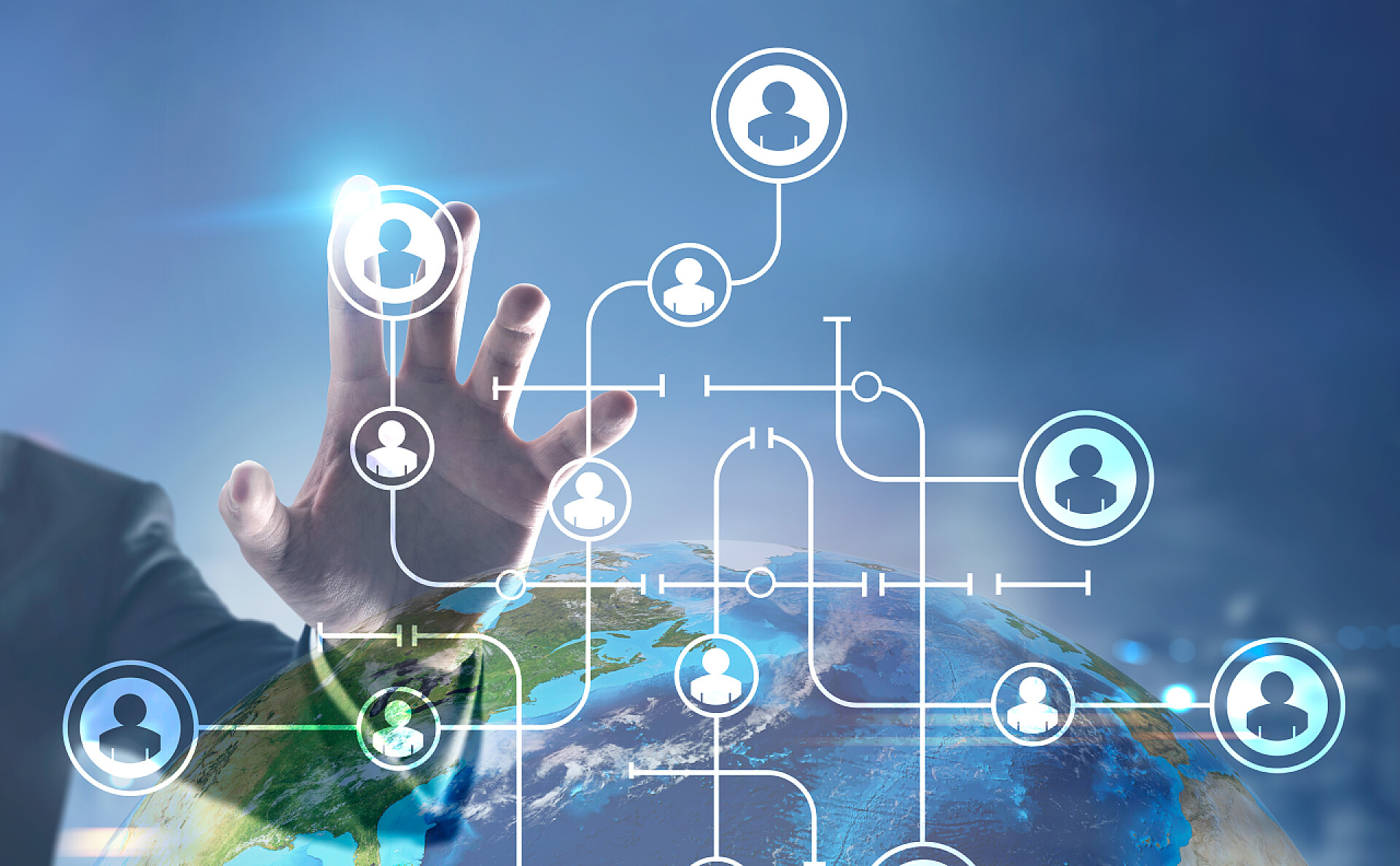 蓝色地球背景中一个男人触摸信息图表互联网科技