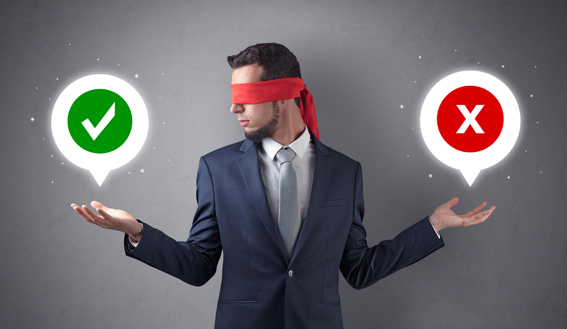 一个男人蒙着眼睛手上托起错误和正确的标识