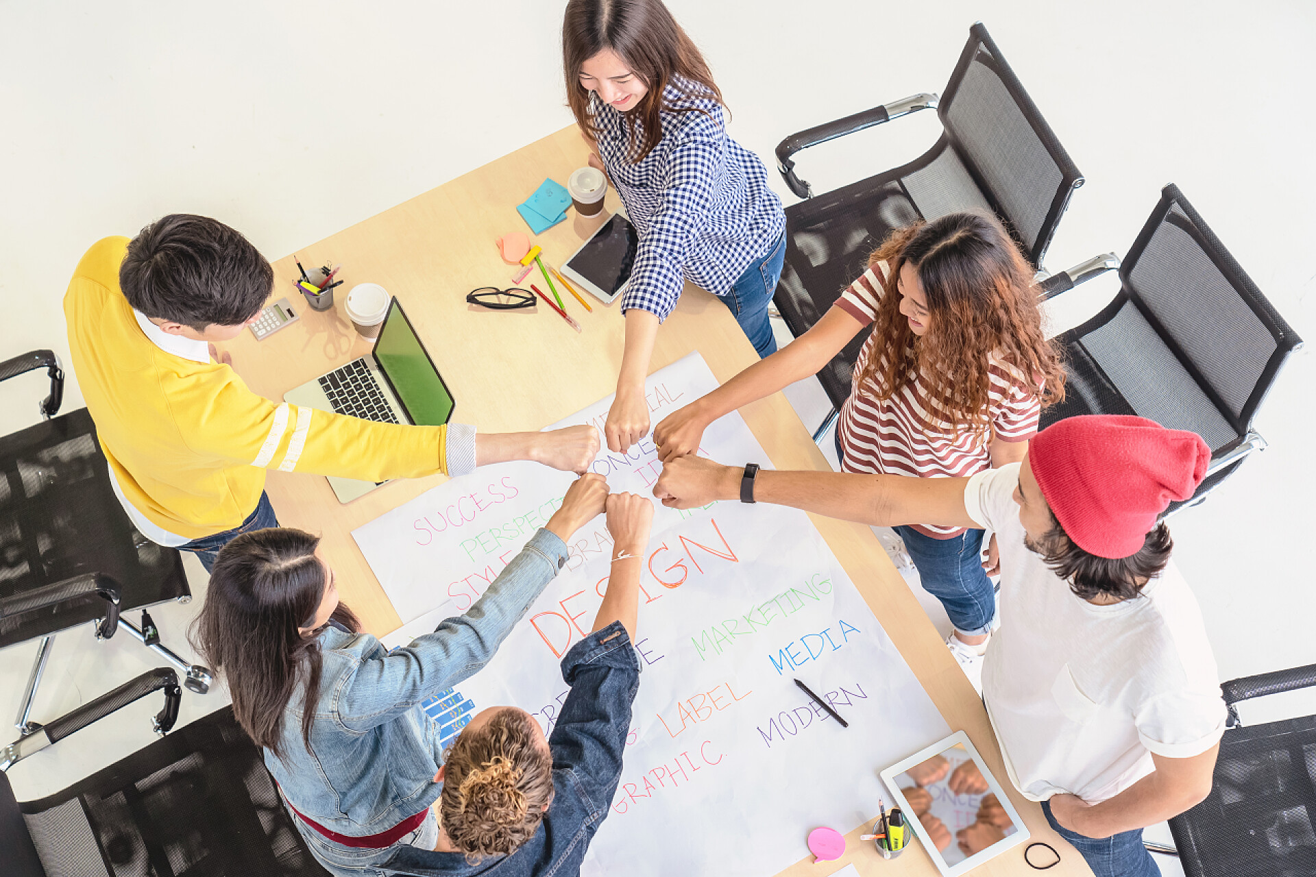 商业团队拳头碰在一起加油鼓励团队合作团队精神