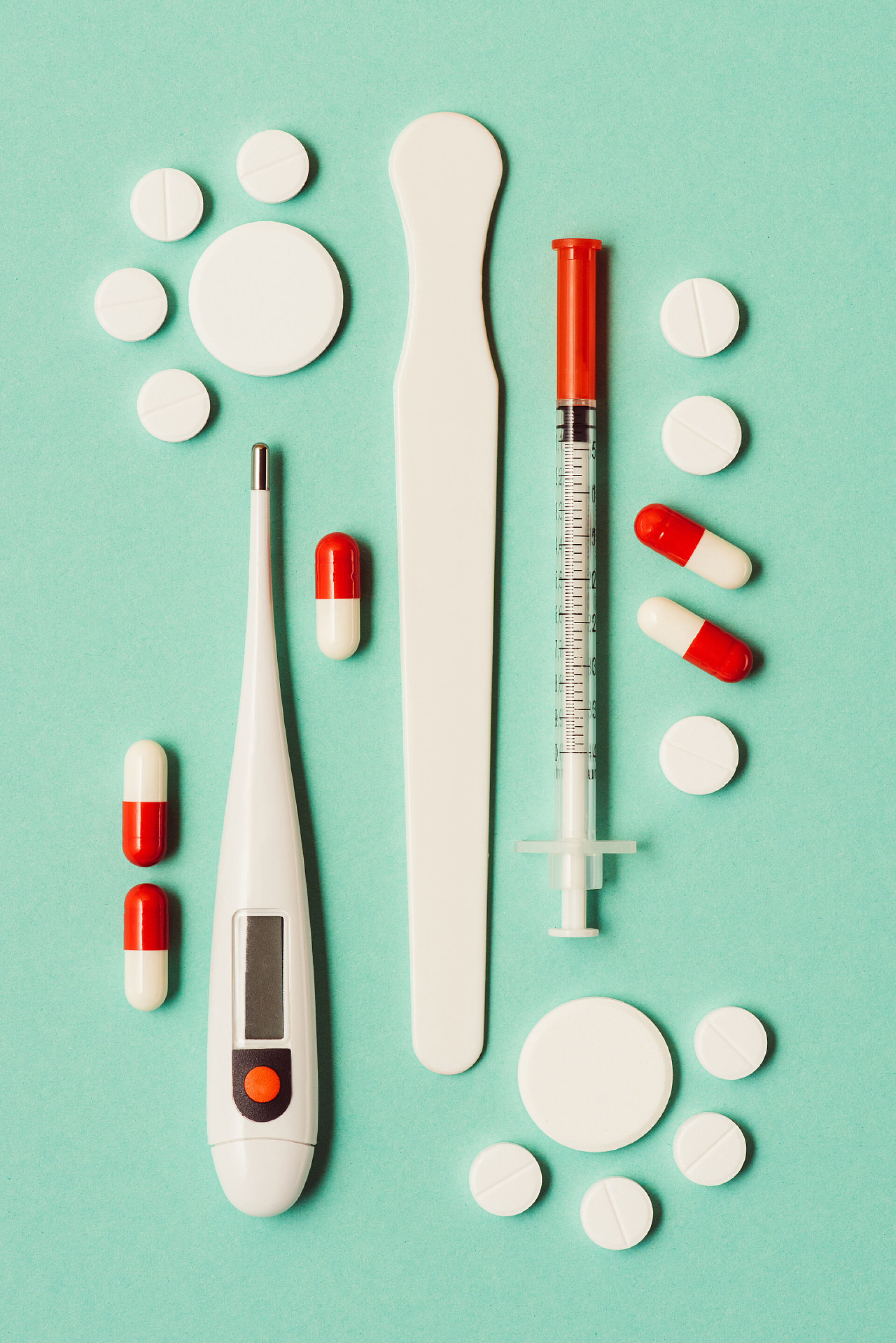 绿色背景中的药片胶囊体温计医疗医药医学