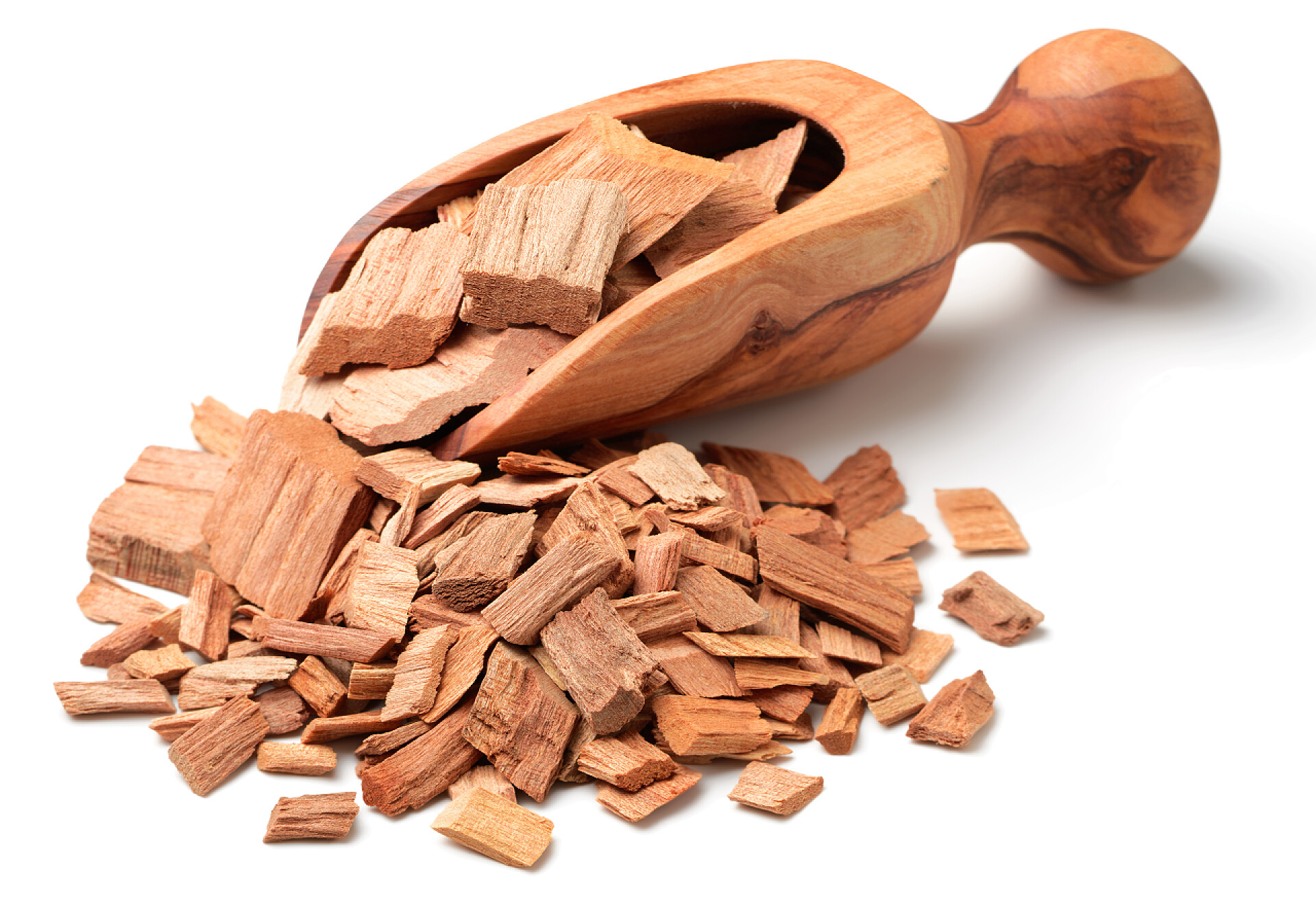 白色背景中的檀木片特写