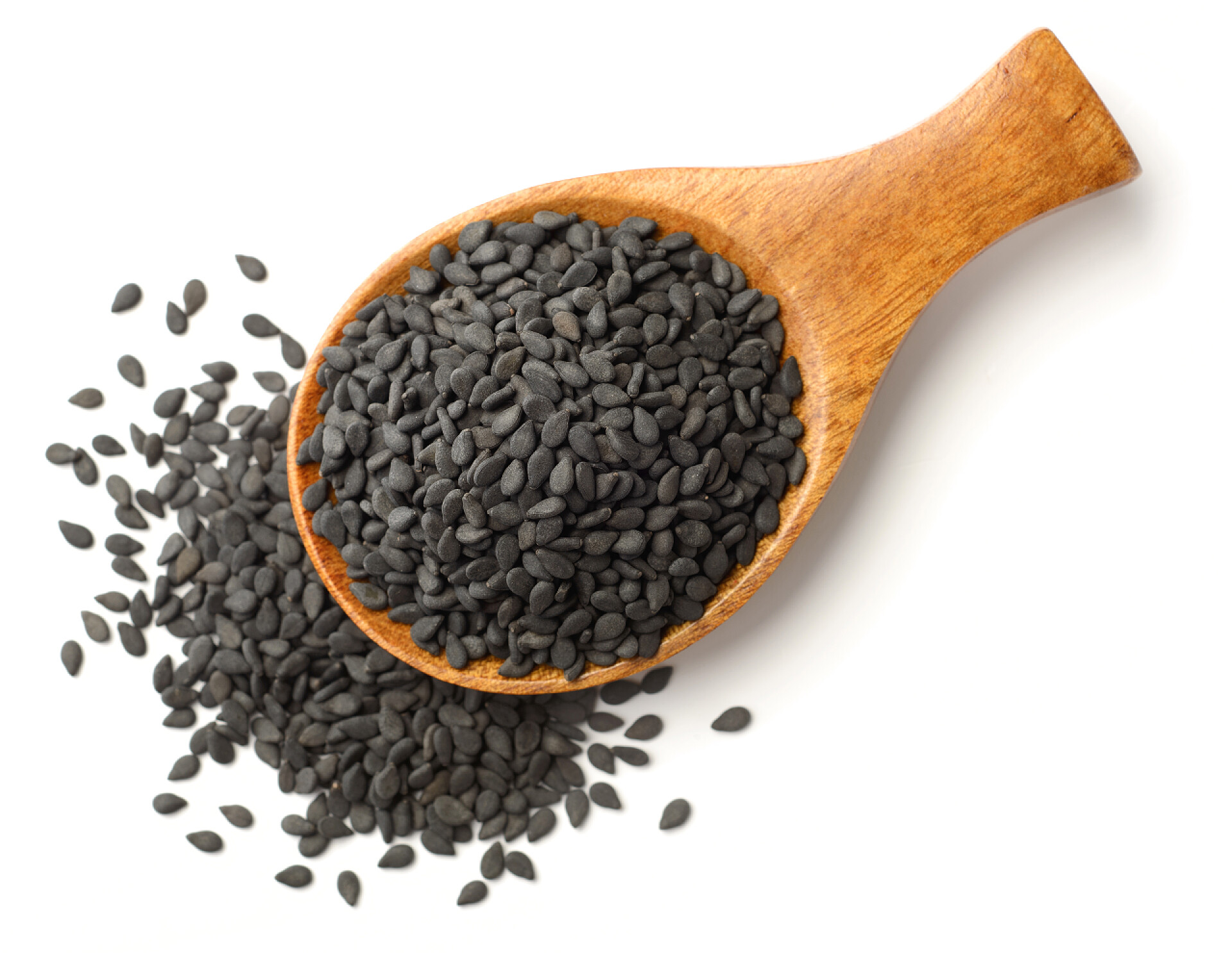 白色背景中木勺里的黑芝麻特写