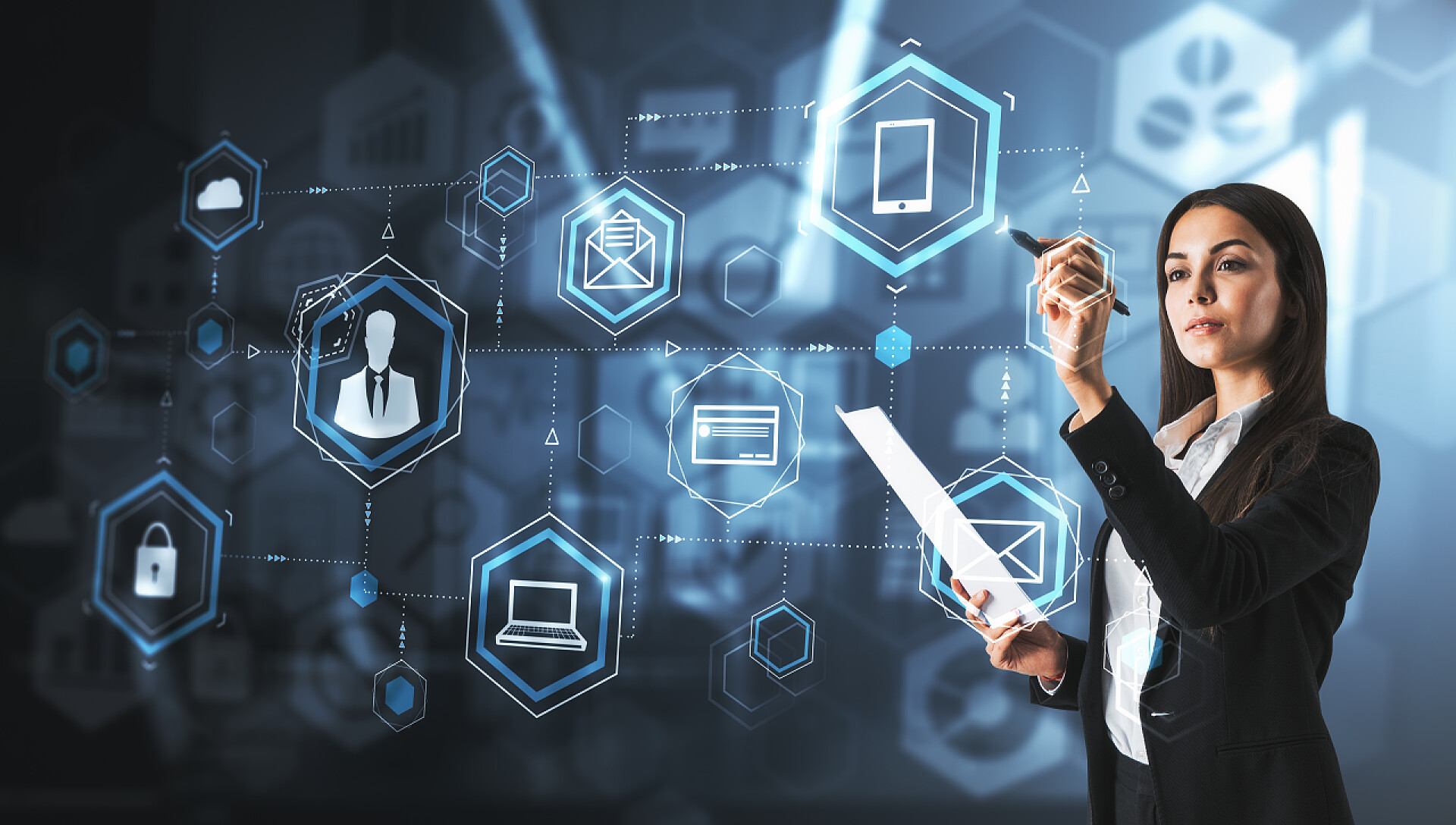 年轻的女商人用笔触摸互联网科技图标