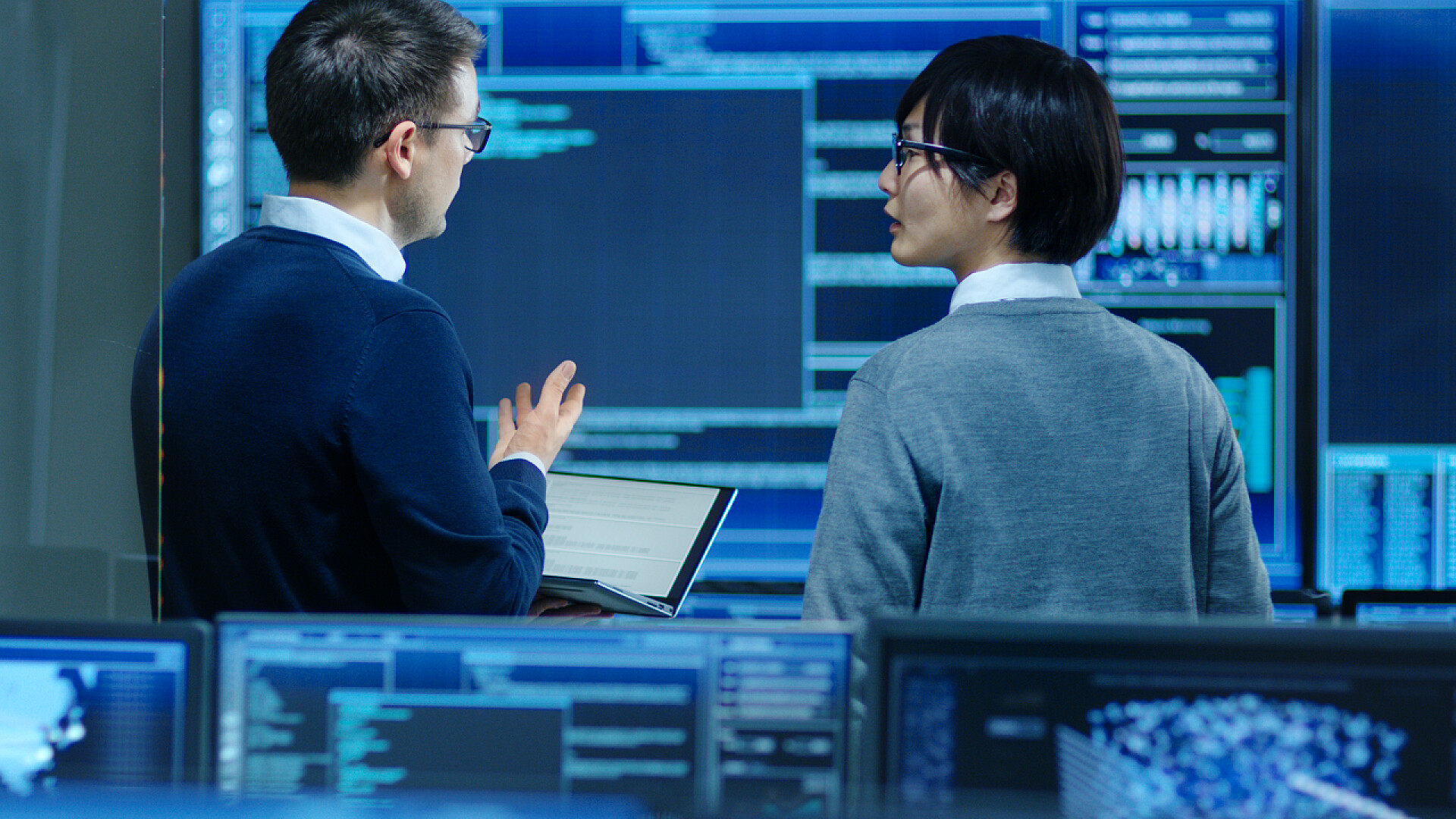 系统控制市里专家和项目工程师正在交流工作