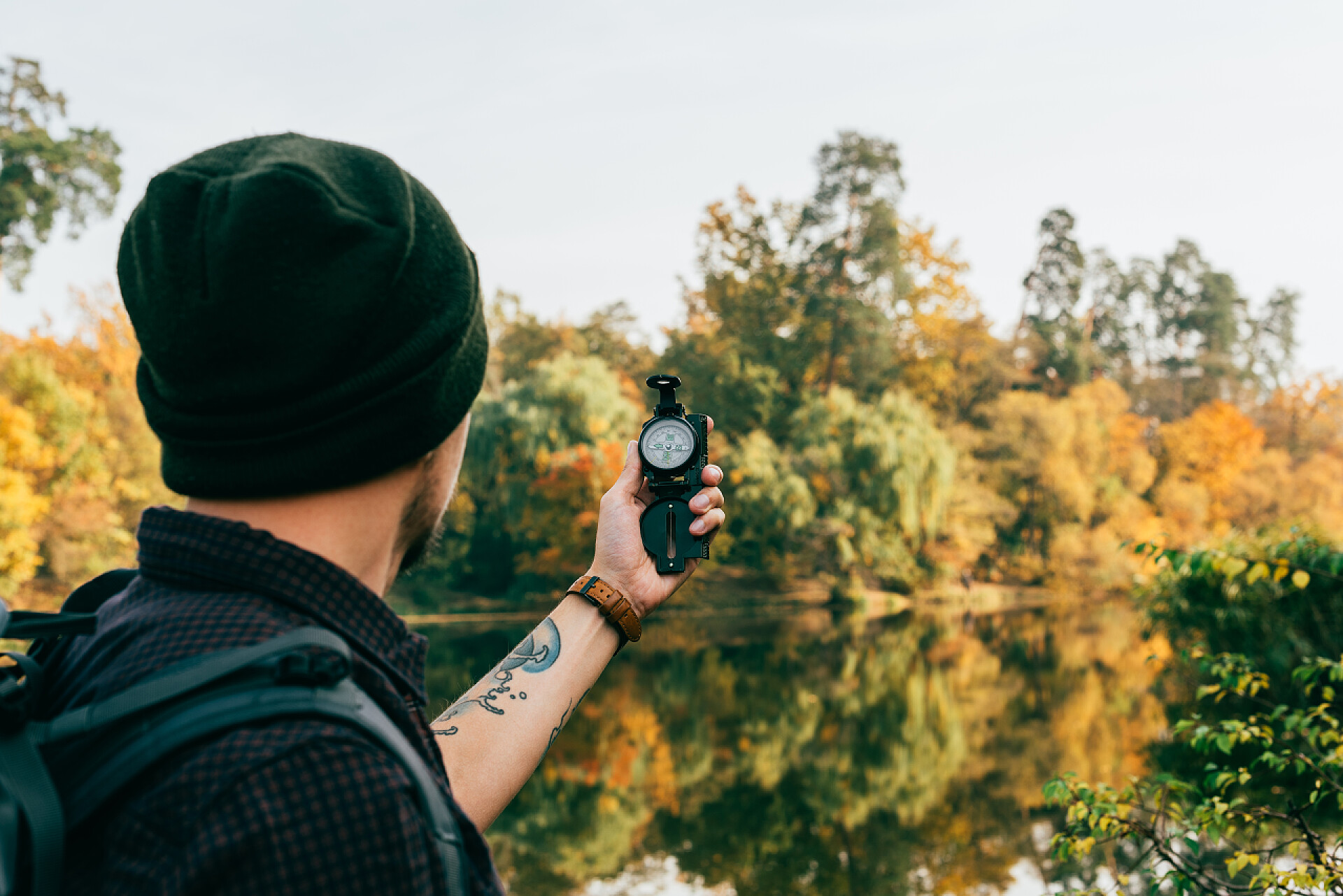 背包客拿着指南针行走在森林中旅游度假