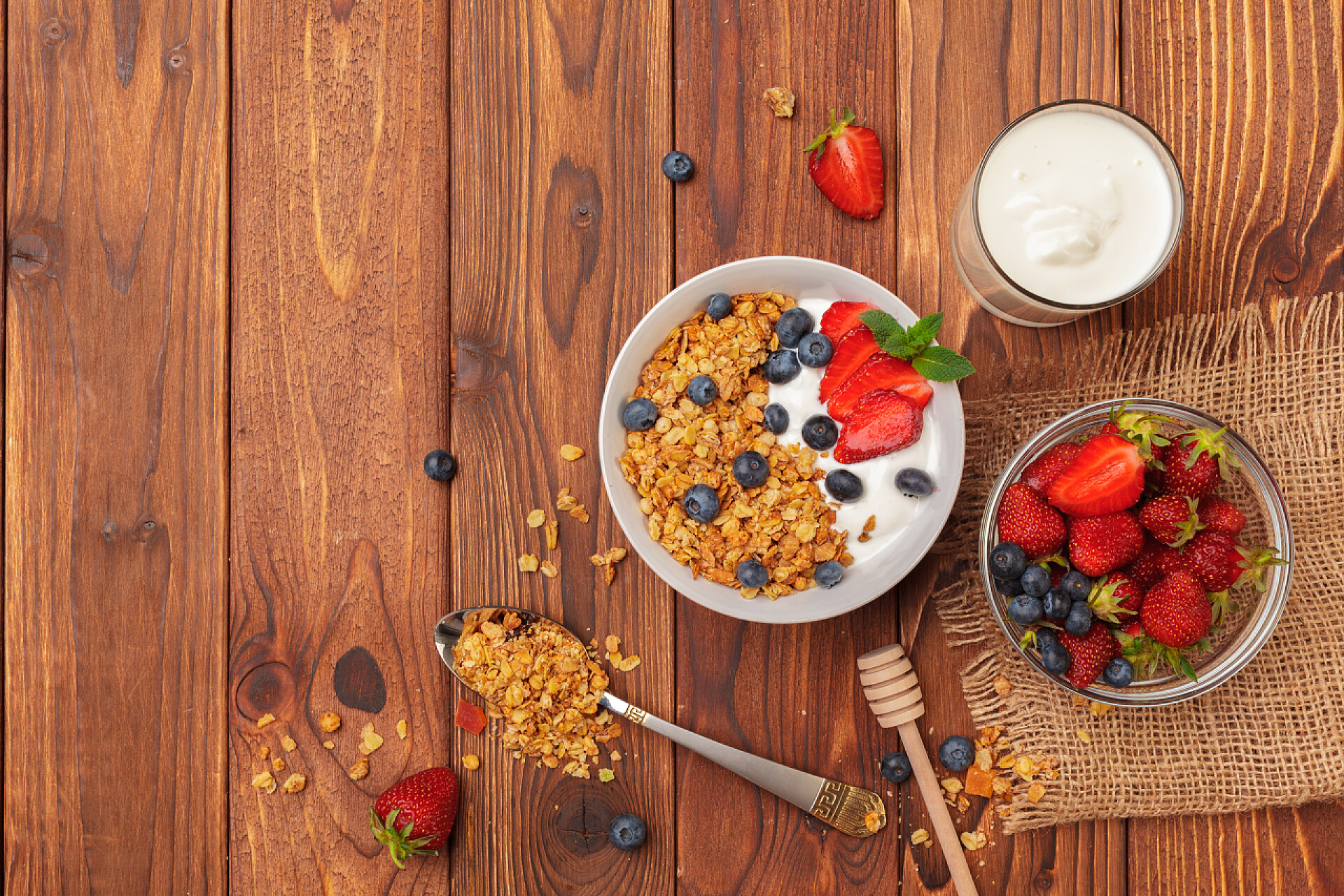 木板上美味新鲜的浆果燕麦片美食食物