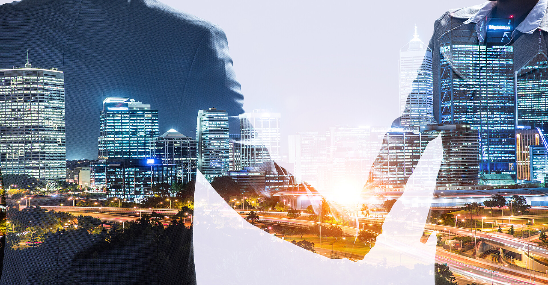 商务商人握手和城市景观背景双重曝光