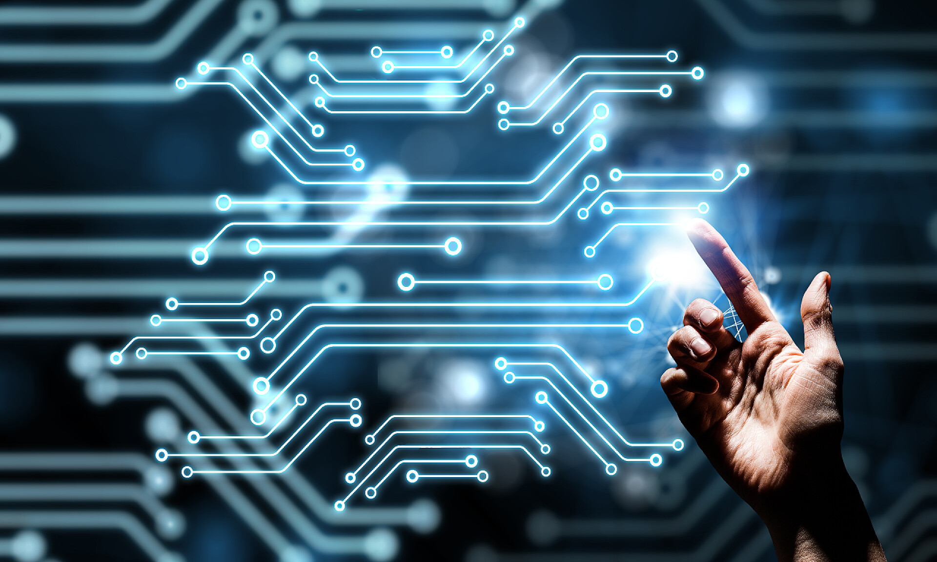 商务科技手和电路芯片概念图