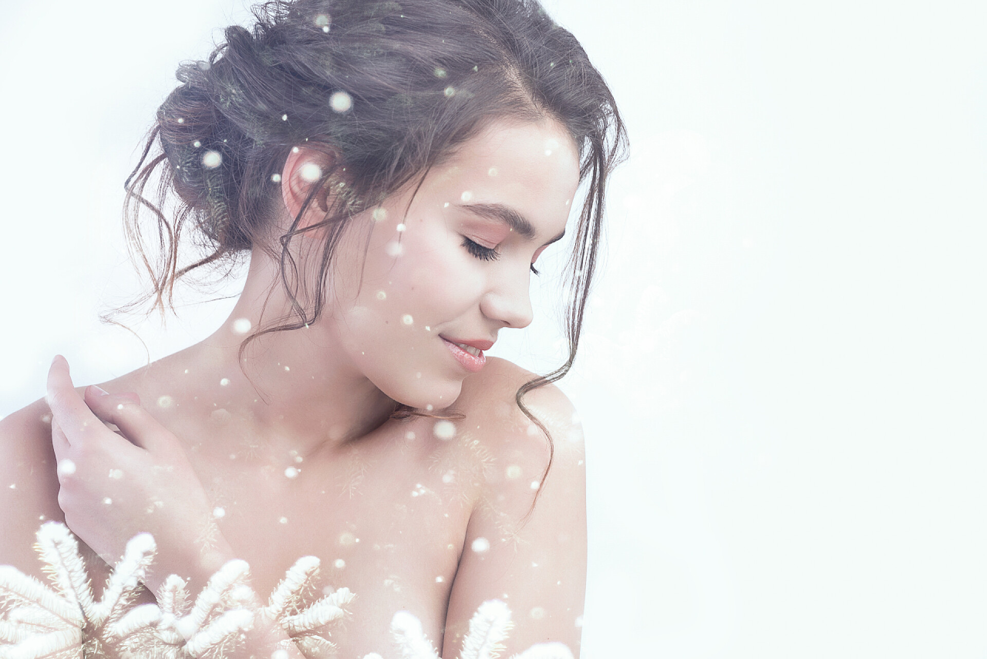 白色背景中美丽的女性特写