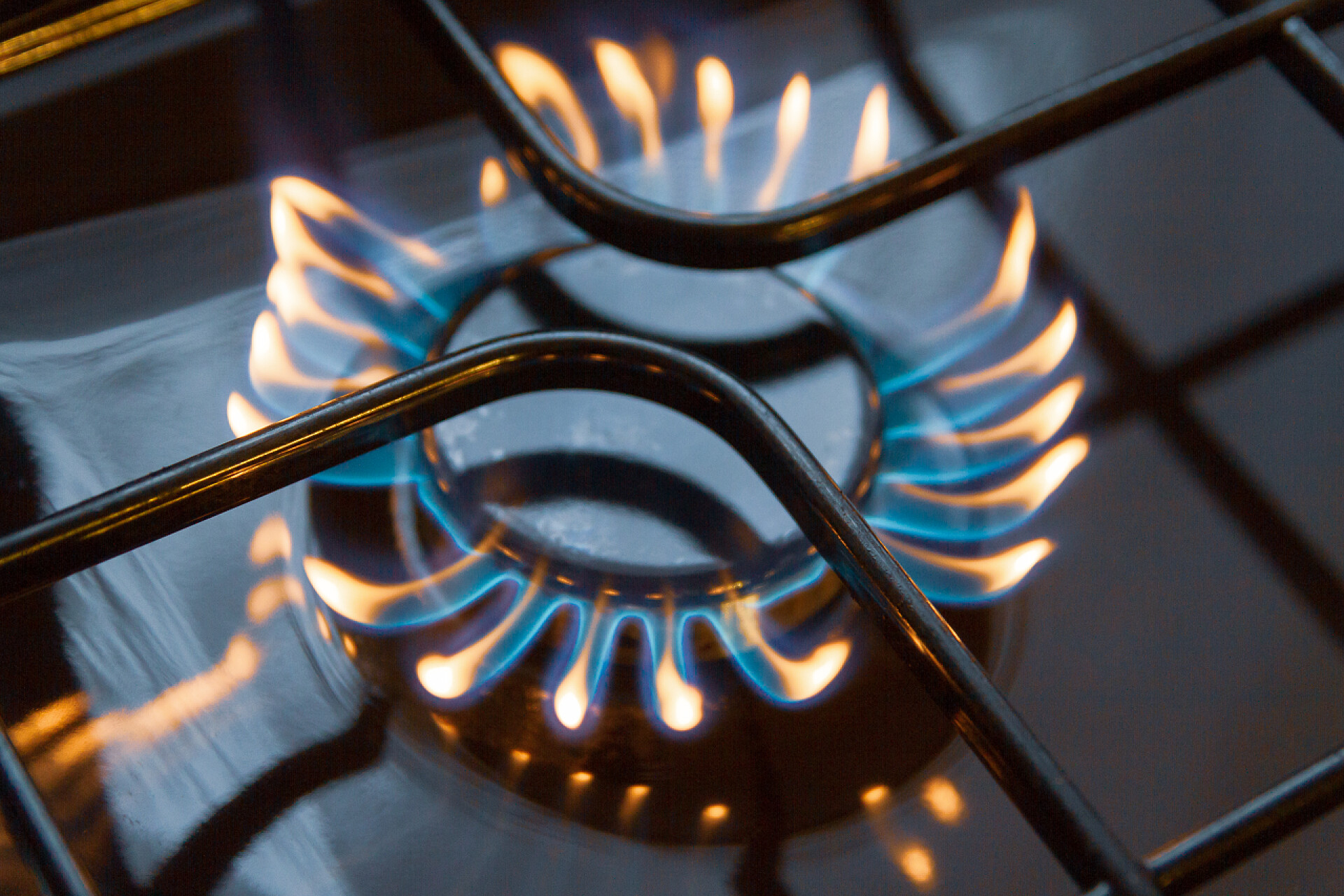 燃烧着橙色和蓝色火的煤气炉