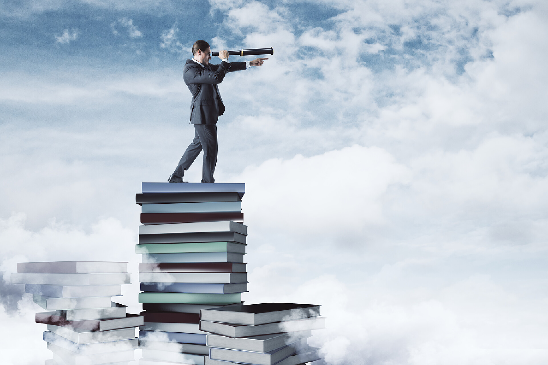 商务商人站在书堆上用望远镜望向远方
