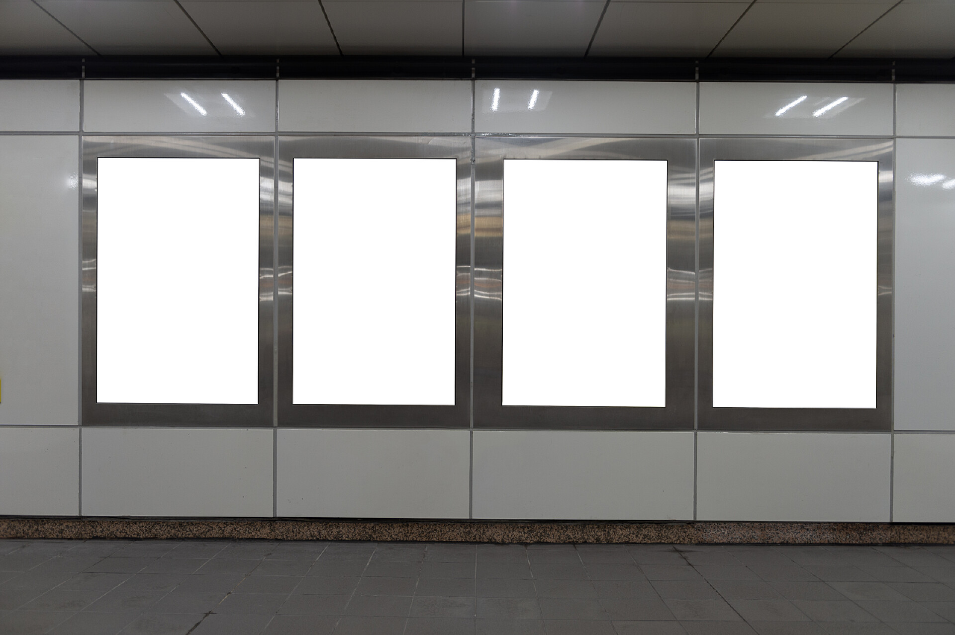 街道墙上的大块空白广告牌